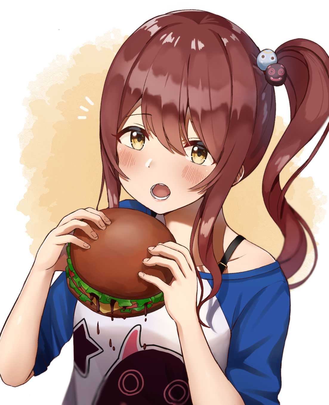 wanitaroo. (waniwani panic), osaki tenka, idolmaster, idolmaster shiny colors, commentary request, highres, 1girl, blue sleeves, blush, brown hair, burger, collarbone, debi tarou, eating, food, hair between eyes, hair bobbles, hair ornament, holding, holding burger, holding food, notice lines, open mouth, print shirt, raglan sleeves, sauce, shirt, side ponytail, sidelocks, simple background, solo, strap, teeth, white shirt, yellow background, yellow eyes