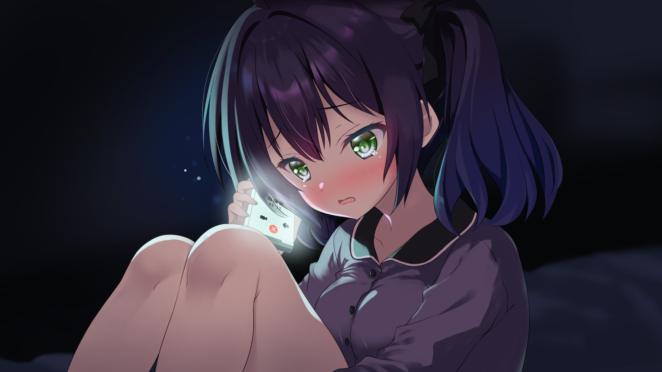 e1000 ginga, kuchiba rami, muv-luv, muv-luv girls garden, commentary request, highres, 1girl, black bow, blush, bow, cellphone, dark room, green eyes, hair bow, holding, holding phone, knees up, on bed, open mouth, pajamas, phone, purple hair, purple pajamas, sitting, smartphone, solo, talking on phone, tears, twintails