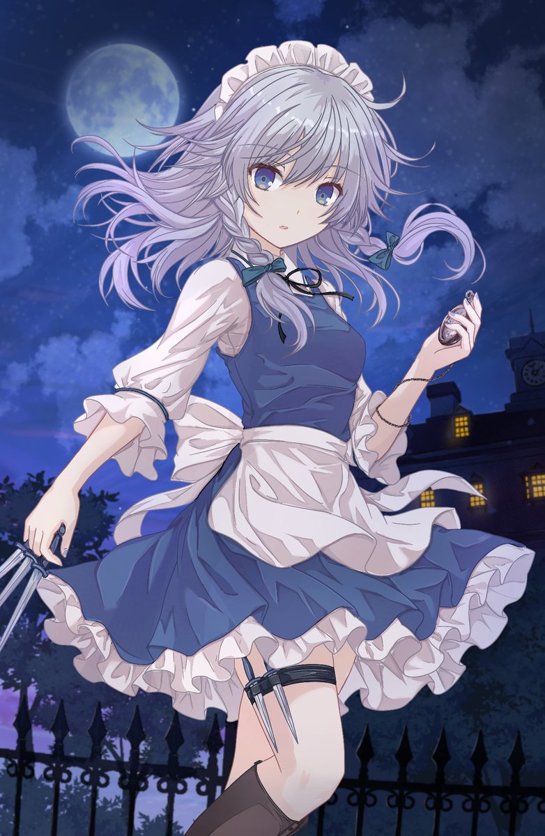 mimi (rasy5002), izayoi sakuya, touhou, commentary request, highres, 1girl, apron, back bow, bell sleeves, between fingers, black socks, blue bow, blue dress, blue eyes, bow, braid, building, cowboy shot, dress, expressionless, fence, floating hair, frilled dress, frills, full moon, grey hair, hair bow, hand up, holding, holding knife, holding pocket watch, kneehighs, knife, knives between fingers, looking at viewer, maid, maid apron, maid headdress, medium hair, moon, night, outdoors, parted lips, petticoat, pocket watch, shirt, short dress, side braids, simple background, sleeveless, sleeveless dress, socks, solo, thigh strap, three-quarter sleeves, throwing knife, waist apron, watch, weapon, weapon in garters, white apron, white background, white bow, white shirt, wing collar