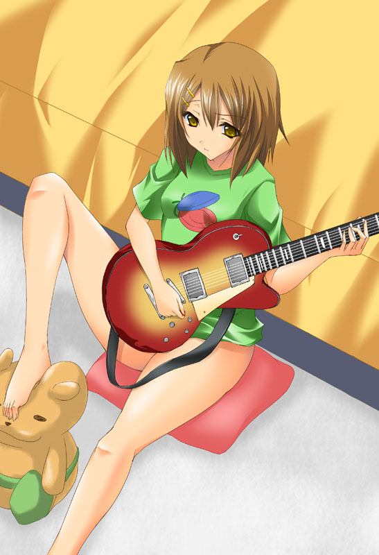 maho (yakimorokoshi), hirasawa yui, gibson, k-on!, 00s, 1girl, barefoot, bass guitar, bottomless, brown eyes, brown hair, electric guitar, feet, female focus, gibson les paul, guitar, instrument, sitting, solo