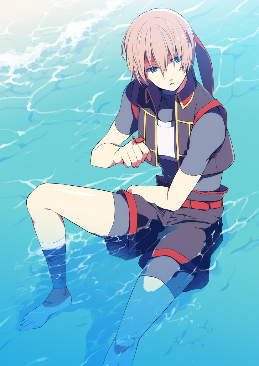 eterno, lazlo (gensou suikoden), gensou suikoden, gensou suikoden iv, bad id, bad pixiv id, 10s, 1boy, aqua background, armor, bandages, barefoot, blue eyes, brown hair, chest plate, feet, headband, male focus, short hair, shorts, soaking feet, solo, water