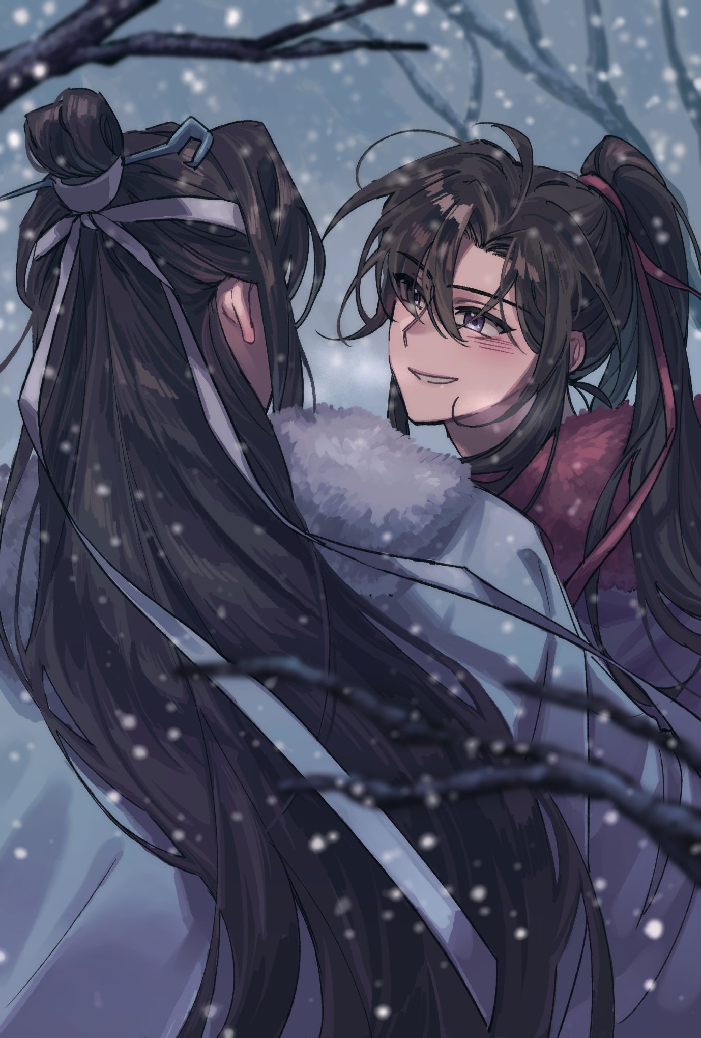 rang jge, lan wangji, wei wuxian, modao zushi, commentary request, highres, korean commentary, 2boys, ahoge, bare tree, black cloak, black hair, blurry, blurry background, blurry foreground, blush, branch, breath, brown hair, chinese clothes, cloak, couple, depth of field, facing away, from behind, fur-trimmed cloak, fur trim, grin, hair between eyes, hair ribbon, hanfu, headband, high ponytail, long hair, long sleeves, looking at another, male focus, multiple boys, outdoors, parted lips, ponytail, purple eyes, red ribbon, ribbon, sidelocks, smile, snow, snowing, topknot, tree, upper body, very long hair, white cloak, white headband, winter, winter clothes, xiao guan (headdress), yaoi