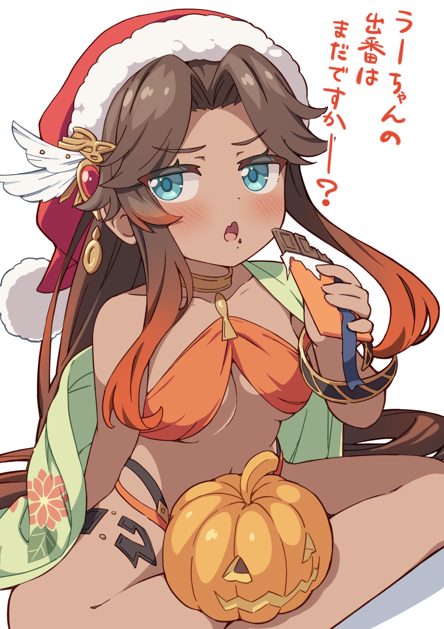 hiyaya (kochi michikaze), ra (granblue fantasy), granblue fantasy, commentary request, highres, translation request, 1girl, bikini, blue eyes, blush, breasts, brown hair, candy, chocolate, chocolate bar, collarbone, dark-skinned female, dark skin, fang, food, fur-trimmed headwear, fur trim, gradient hair, hat, holding, holding food, jack-o'-lantern, large breasts, long hair, looking at viewer, multicolored hair, navel, open mouth, orange bikini, orange hair, parted bangs, red hat, santa hat, simple background, sitting, skin fang, solo, swimsuit, white background