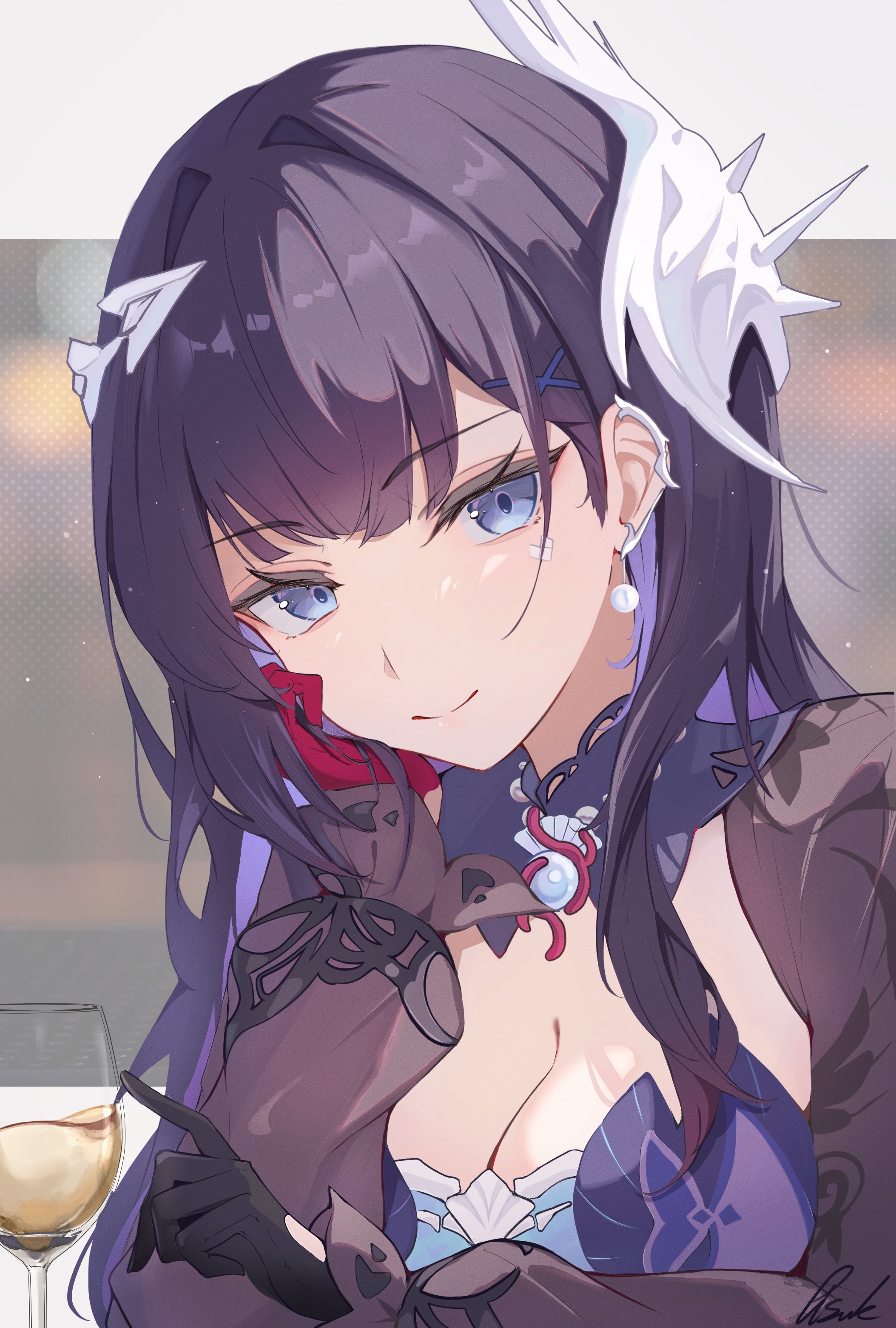 pisuke (user kcmh2774), hysilens (honkai: star rail), honkai: star rail, honkai (series), absurdres, commentary, highres, 1girl, asymmetrical gloves, black hair, blue eyes, breasts, cleavage, colored inner hair, cup, drinking glass, earrings, gem, gloves, hair ornament, hand on own cheek, hand on own face, jewelry, long hair, looking at viewer, mismatched gloves, multicolored hair, pearl (gemstone), scales, shrug (clothing), single earring, single sidelock, smile, wine glass, x hair ornament