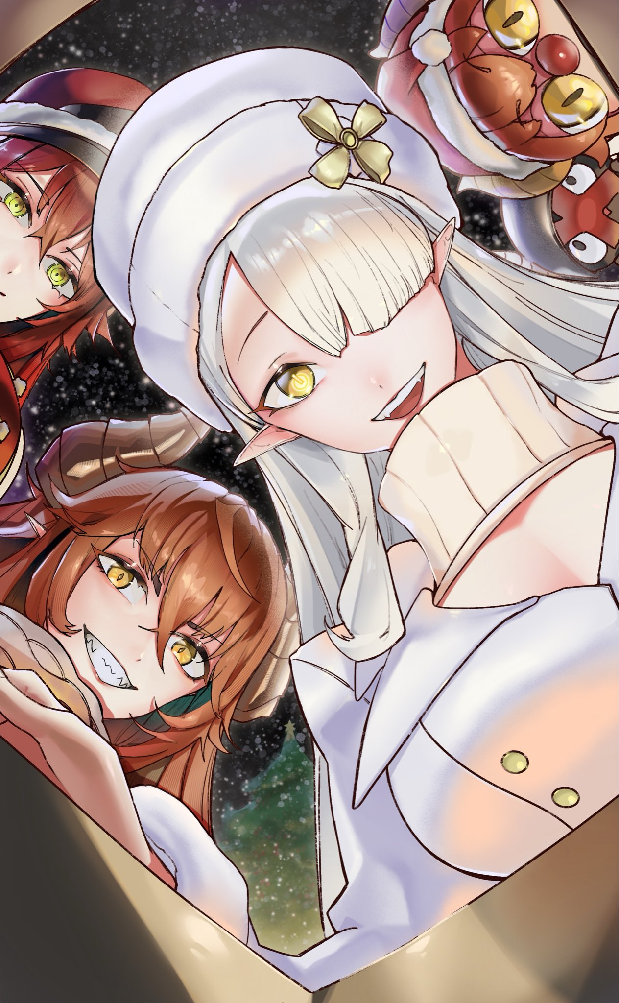 sleeplessrhythm, zentreya, zentreya (cyborg), zentreya (dragon), indie virtual youtuber, highres, 3girls, closed mouth, dragon girl, dragon horns, dual persona, gecko zen, grey sweater, hair over one eye, hat, horns, indoors, jacket, looking at viewer, multiple girls, pointy ears, smile, sweater, teeth, turtleneck, turtleneck sweater, upper teeth only, virgin killer sweater, virtual youtuber, white hat, white jacket, yellow eyes, zentreya (jolly zen)