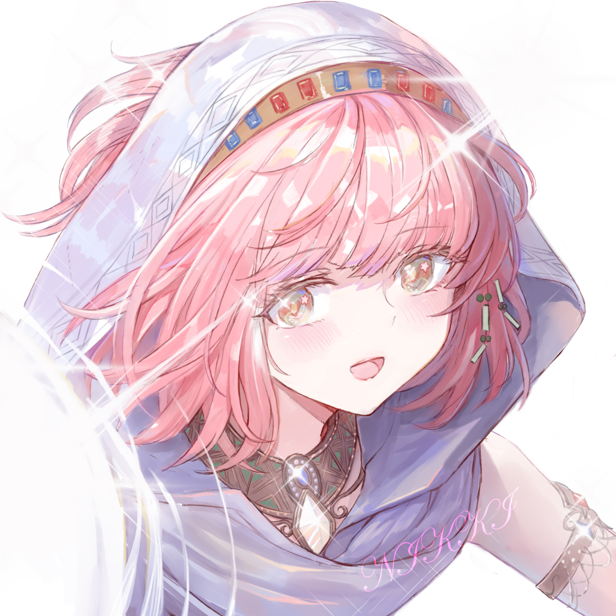 conghua jiang, nikki (nikki), purifying wind (infinity nikki), infinity nikki, nikki (series), gold armlet, commentary, english commentary, highres, 1girl, armlet, brown eyes, character name, cloak, energy ball, eyelashes, glint, gold necklace, hair through hood, happy, hood, hood up, hooded cloak, jewelry, light blush, looking at viewer, necklace, pink hair, short hair, simple background, solo, sparkle, upper body, white background, white cloak