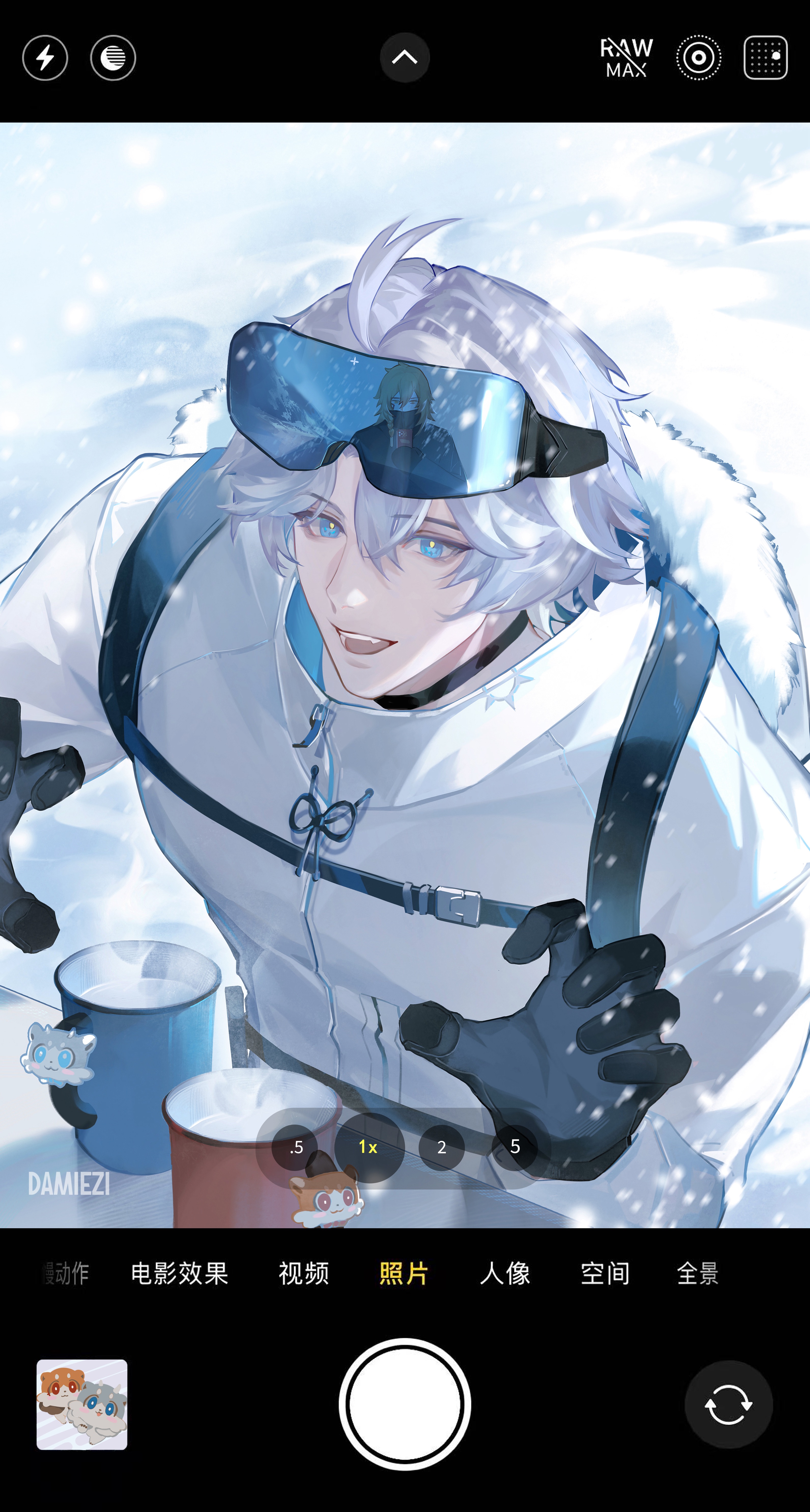 sheunsnzh, chimera (honkai: star rail), mydei (fig stew) (honkai: star rail), mydei (honkai: star rail), phainon (honkai: star rail), phainon (vigethos) (honkai: star rail), honkai: star rail, honkai (series), absurdres, chinese commentary, commentary request, highres, 2boys, alternate costume, antenna hair, black choker, black coat, black gloves, black scarf, black sweater, blonde hair, blue eyes, braid, choker, coat, cup, fur-trimmed coat, fur trim, gloves, holding, holding phone, male focus, medium hair, mug, multiple boys, parted bangs, phone, reflection, scarf, short hair, side braid, snowing, sweater, taking picture, turtleneck, turtleneck sweater, white coat, white hair, winter clothes, winter coat