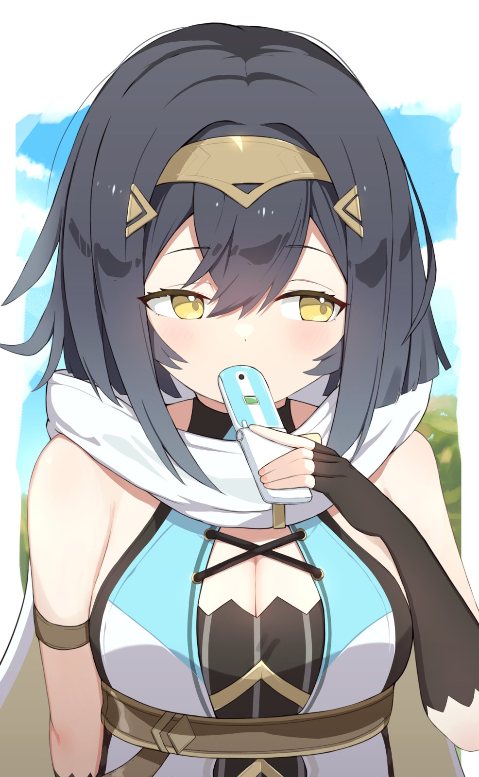 tausukee, amber (stella sora), stella sora, commentary request, highres, 1girl, bare shoulders, black gloves, black hair, blue sky, breasts, cellphone, cleavage, facing viewer, fingerless gloves, flip phone, gloves, hair between eyes, hairband, hand up, holding, holding phone, phone, sideways glance, sky, solo, upper body, yellow eyes