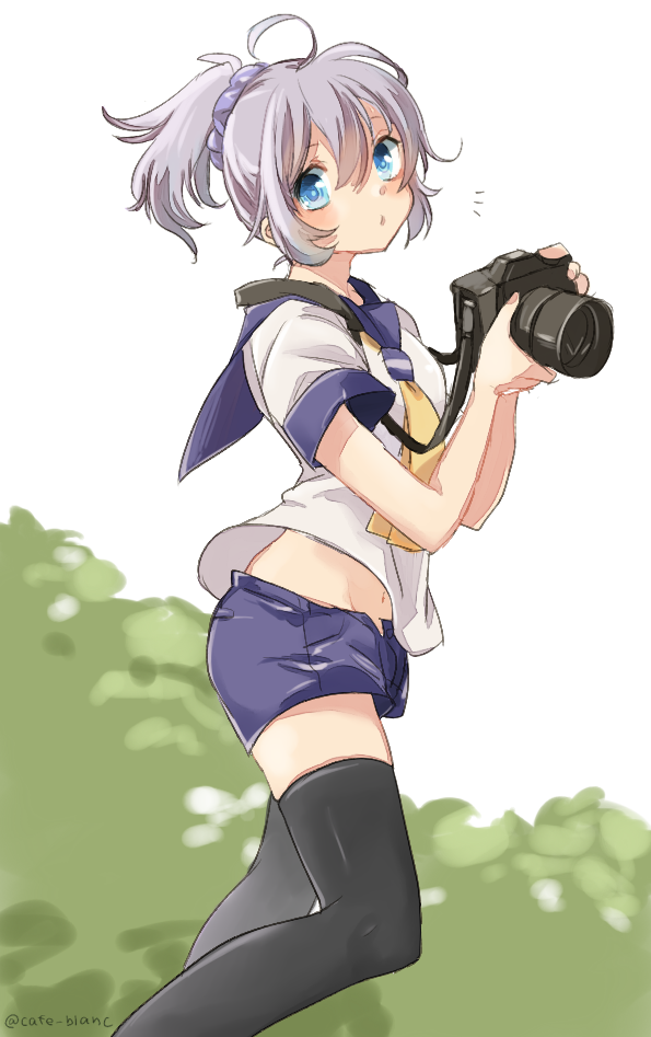 motohara moka, aoba (kancolle), kantai collection, commentary request, 1girl, ahoge, black thighhighs, blue eyes, blue sailor collar, blue shorts, blush, camera, double-parted bangs, feet out of frame, grey hair, hair between eyes, hair ornament, hair scrunchie, holding, holding camera, looking at viewer, midriff, navel, neckerchief, open mouth, outdoors, plant, ponytail, sailor collar, scrunchie, shirt, short shorts, short sleeves, shorts, sidelocks, skindentation, solo, thighhighs, turning head, twitter username, white background, white shirt, yellow neckerchief