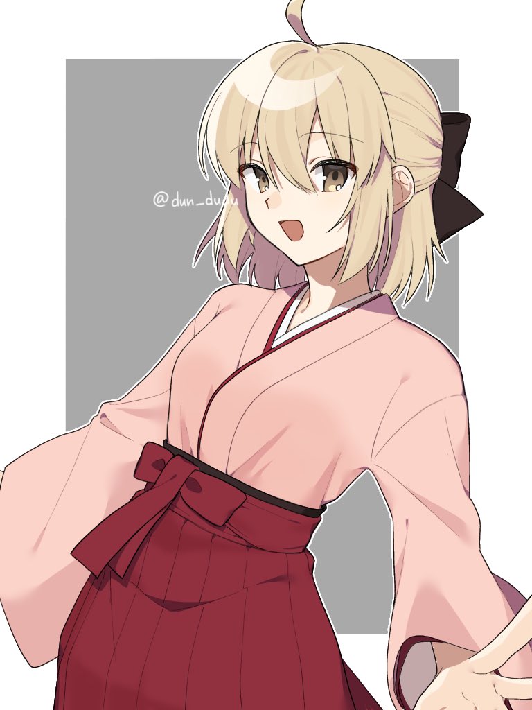 dun dudu, okita souji (fate), okita souji (koha-ace), fate/grand order, fate (series), koha-ace, commentary request, 1girl, ahoge, black bow, blonde hair, bow, hair bow, hakama, hakama skirt, japanese clothes, kimono, okita souji (first ascension) (fate), pink kimono, red hakama, saberface, sidelocks, skirt, smile, solo, twitter username, wide sleeves, yellow eyes