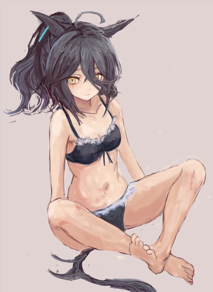 yanagi wakana, manhattan cafe (umamusume), umamusume, commentary request, 1girl, ahoge, animal ears, bare shoulders, barefoot, bikini, bikini skirt, black bikini, black hair, breasts, ear tag, earrings, hair between eyes, horse ears, horse girl, horse tail, jewelry, long bangs, long hair, long hair between eyes, multicolored hair, navel, ponytail, single earring, small breasts, solo, stomach, swimsuit, tail, white hair, yellow eyes