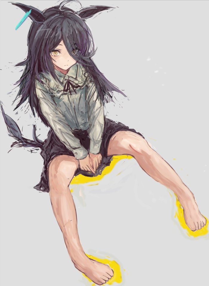 yanagi wakana, manhattan cafe (umamusume), umamusume, commentary request, 1girl, ahoge, animal ears, barefoot, black hair, black ribbon, black skirt, closed mouth, collared shirt, ear tag, earrings, hair between eyes, horse ears, horse girl, horse tail, jewelry, long bangs, long hair, long hair between eyes, long sleeves, looking at viewer, multicolored hair, neck ribbon, ribbon, shirt, simple background, single earring, skirt, solo, tail, white hair, white shirt, yellow eyes