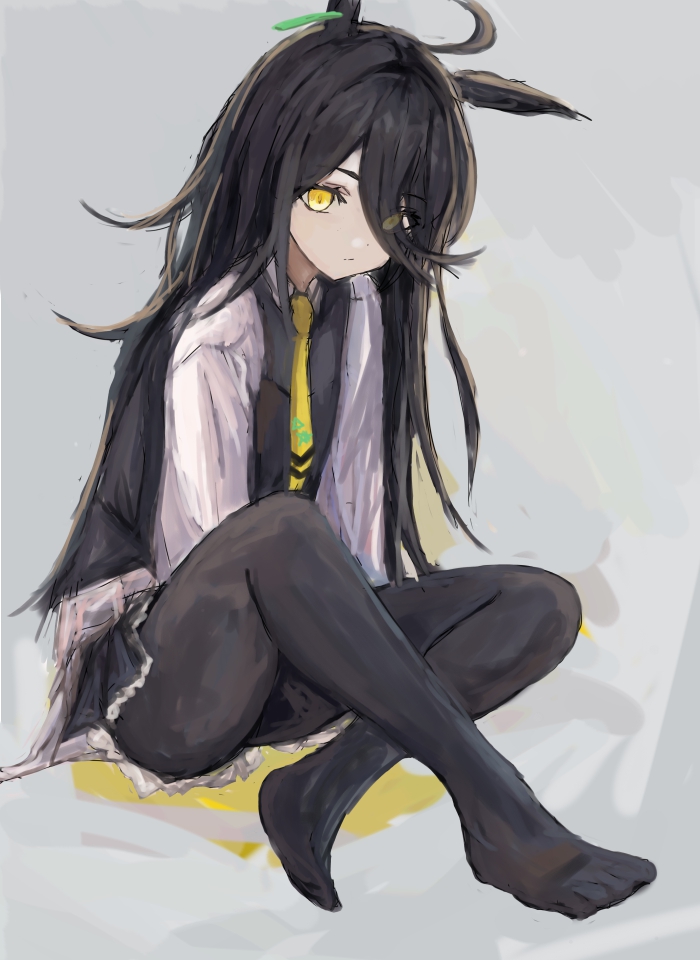 yanagi wakana, manhattan cafe (umamusume), umamusume, commentary request, 1girl, ahoge, animal ears, black hair, black pantyhose, black skirt, closed mouth, collared shirt, ear tag, earrings, hair between eyes, horse ears, horse girl, jacket, jewelry, long bangs, long hair, long hair between eyes, long sleeves, looking at viewer, multicolored hair, open clothes, open jacket, pantyhose, pleated skirt, shirt, simple background, single earring, skirt, solo, white hair, white jacket, white shirt, yellow eyes