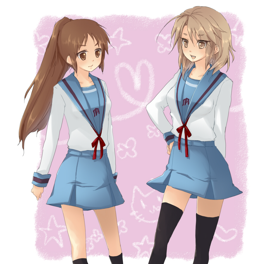 iwashita (nukopo), koizumi itsuki (female), kyonko, suzumiya haruhi no yuuutsu, bad id, bad pixiv id, 00s, 2girls, brown eyes, brown hair, genderswap, genderswap (mtf), kneehighs, long hair, multiple girls, pink background, ponytail, school uniform, serafuku, short hair, socks, thighhighs