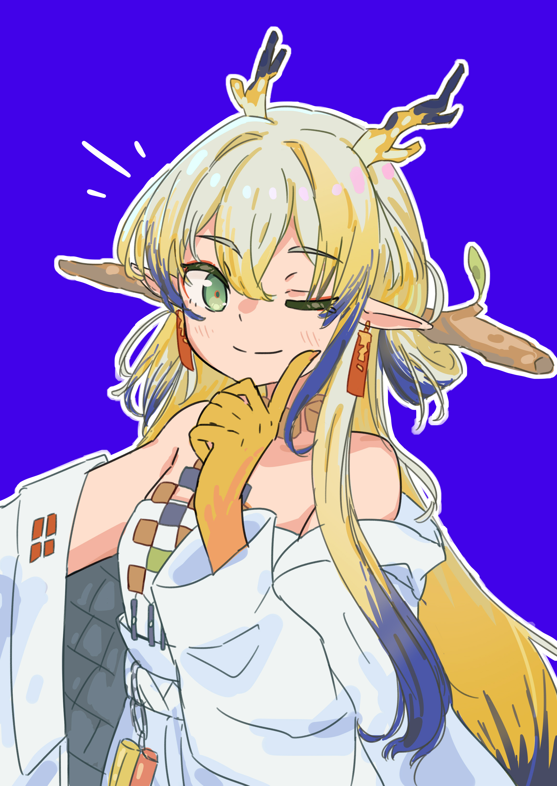 alsuhker, shu (arknights), arknights, absurdres, chinese commentary, commentary, highres, ;), bare shoulders, blonde hair, blue background, blue hair, closed mouth, dragon girl, dragon horns, earrings, finger to cheek, green eyes, grey hair, hair between eyes, horns, jacket, jewelry, long hair, long sleeves, looking at viewer, multicolored hair, necklace, notice lines, off shoulder, one eye closed, outline, pointy ears, simple background, smile, split mouth, upper body, white jacket, white outline