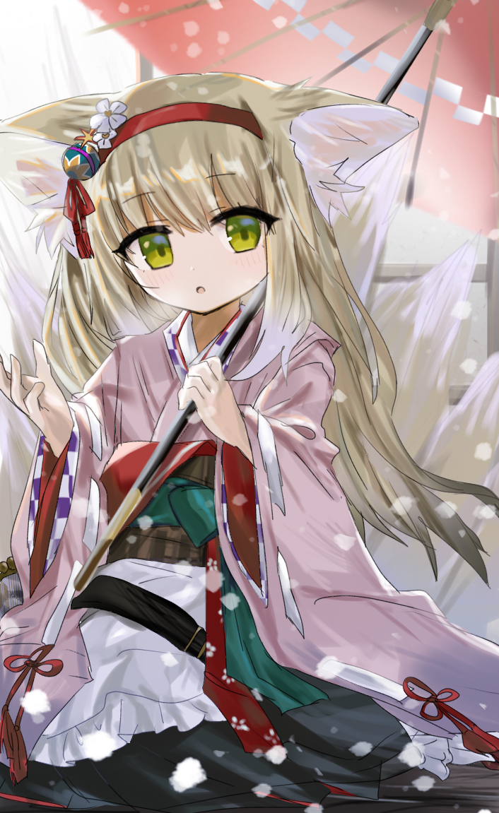 hiyoko (96823534), suzuran (arknights), suzuran (yukibare) (arknights), arknights, commentary, 1girl, animal ears, apron, black hakama, blonde hair, fox ears, fox girl, fox tail, frilled apron, frills, green eyes, hair ornament, hairband, hakama, japanese clothes, kimono, long hair, long sleeves, official alternate costume, oil-paper umbrella, parted lips, pink kimono, pinwheel, red hairband, red umbrella, sash, skirt, solo, tail, umbrella, waist apron, white apron, wide sleeves, yagasuri