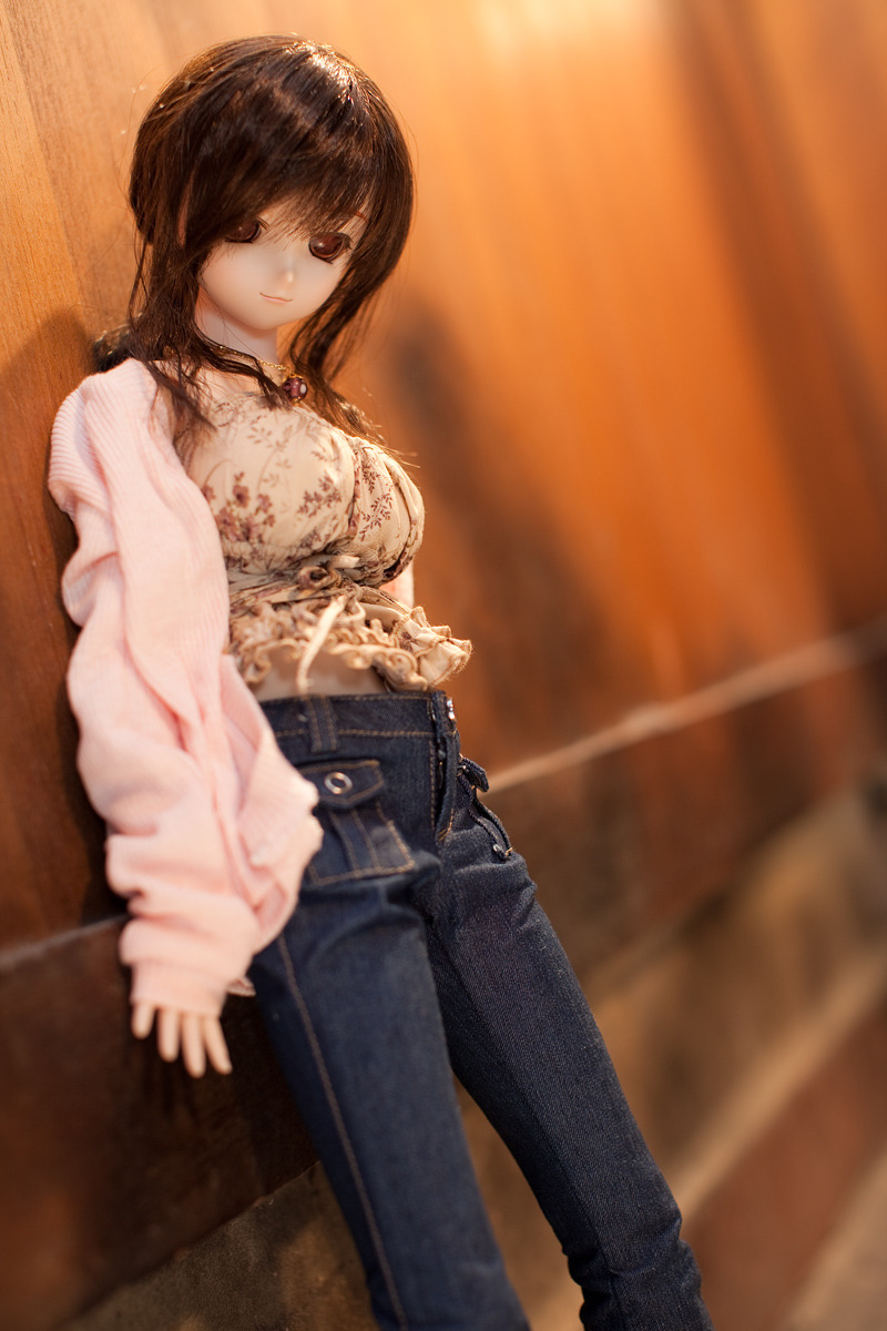 xqs, kousaka tamaki, niiduma, to heart (series), to heart 2, volks dd, highres, photo (medium), 00s, 1girl, :3, ball joint doll, breasts, brown eyes, brown hair, denim, doll, female focus, jeans, large breasts, long hair, pants, solo