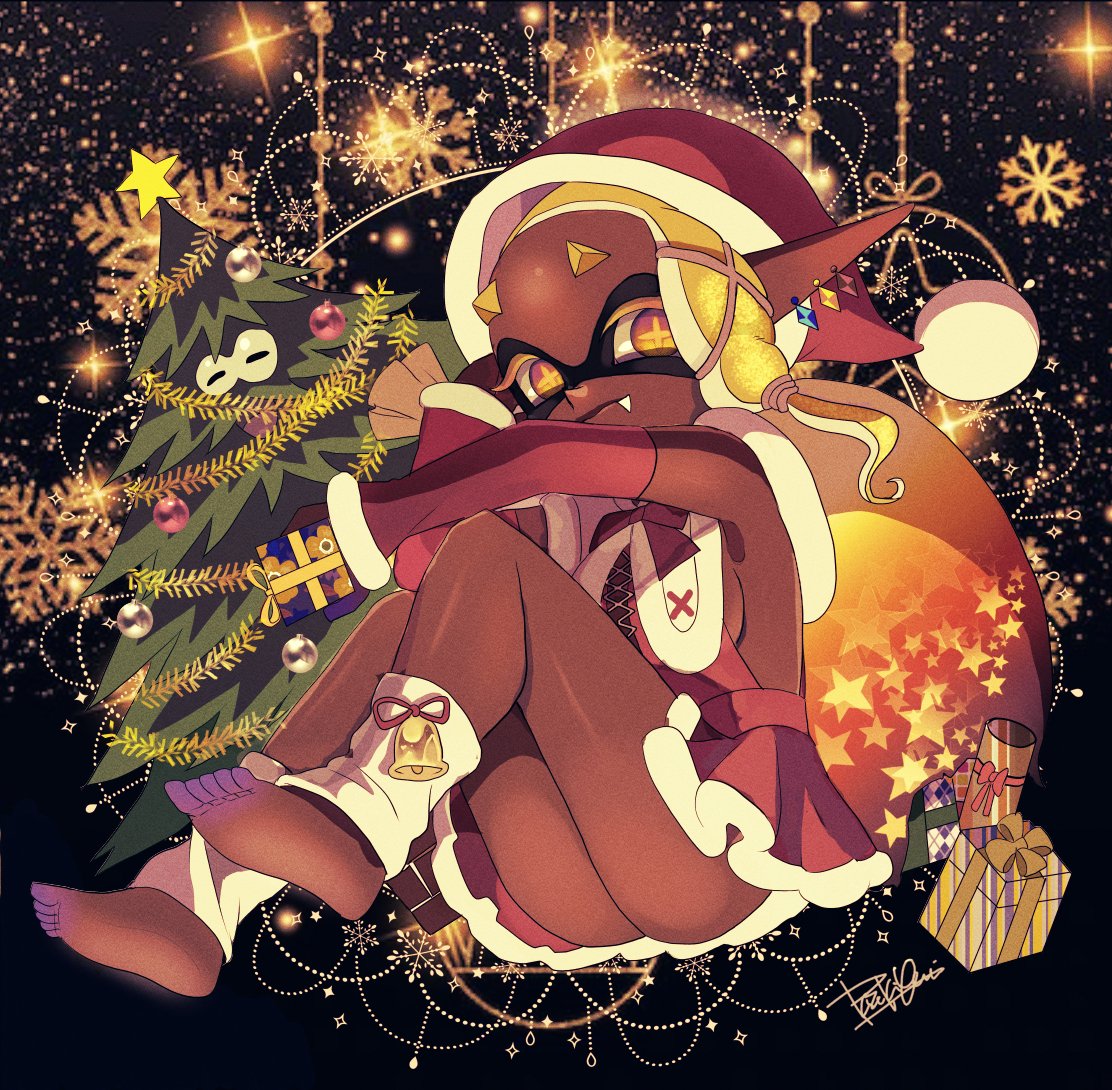 isamu-ki (yuuki), big man (splatoon), frye (splatoon), nintendo, splatoon (series), splatoon 3, commentary request, 1boy, 1girl, ass, barefoot, blonde hair, box, breasts, christmas, christmas tree, christmas tree costume, colored eyelashes, dark-skinned female, dark skin, detached sleeves, dress, earrings, fang, fur trim, gift, gift box, hat, holding, holding gift, holding sack, inkling, jewelry, leg warmers, multiple earrings, pointy ears, sack, santa hat, sideboob, tentacle hair, yellow eyes