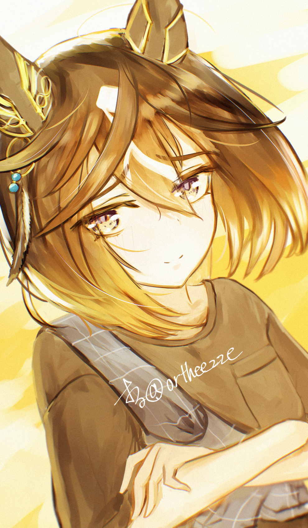 orusun, stay gold (umamusume), umamusume, commentary request, highres, 1girl, animal ears, black hair, black shirt, blue shirt, brown eyes, casual, closed mouth, crossed arms, ear covers, hair between eyes, horse ears, horse girl, long hair, looking at viewer, multicolored hair, shirt, smile, stay gold (casual) (umamusume), streaked hair, upper body, white hair