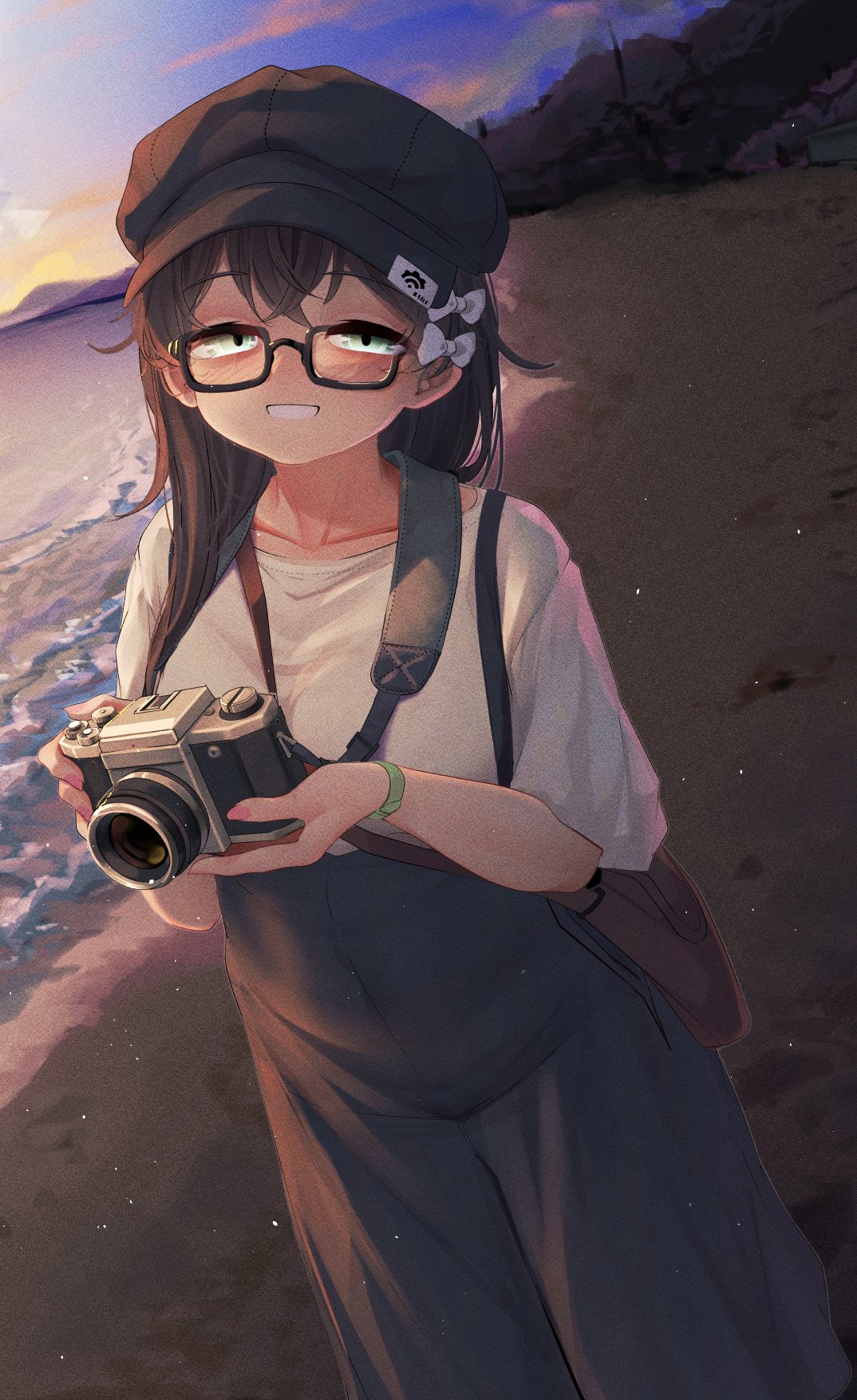 ne an ito, hanakuma chifuyu, cevio, highres, 1girl, bag, beach, blue sky, blush, bow, camera, clenched teeth, collarbone, feet out of frame, film grain, glasses, green eyes, hair between eyes, hat, holding, holding camera, long hair, looking at viewer, open mouth, outdoors, sand, shirt, short sleeves, shoulder bag, sky, solo, teeth, water, white bow, white shirt