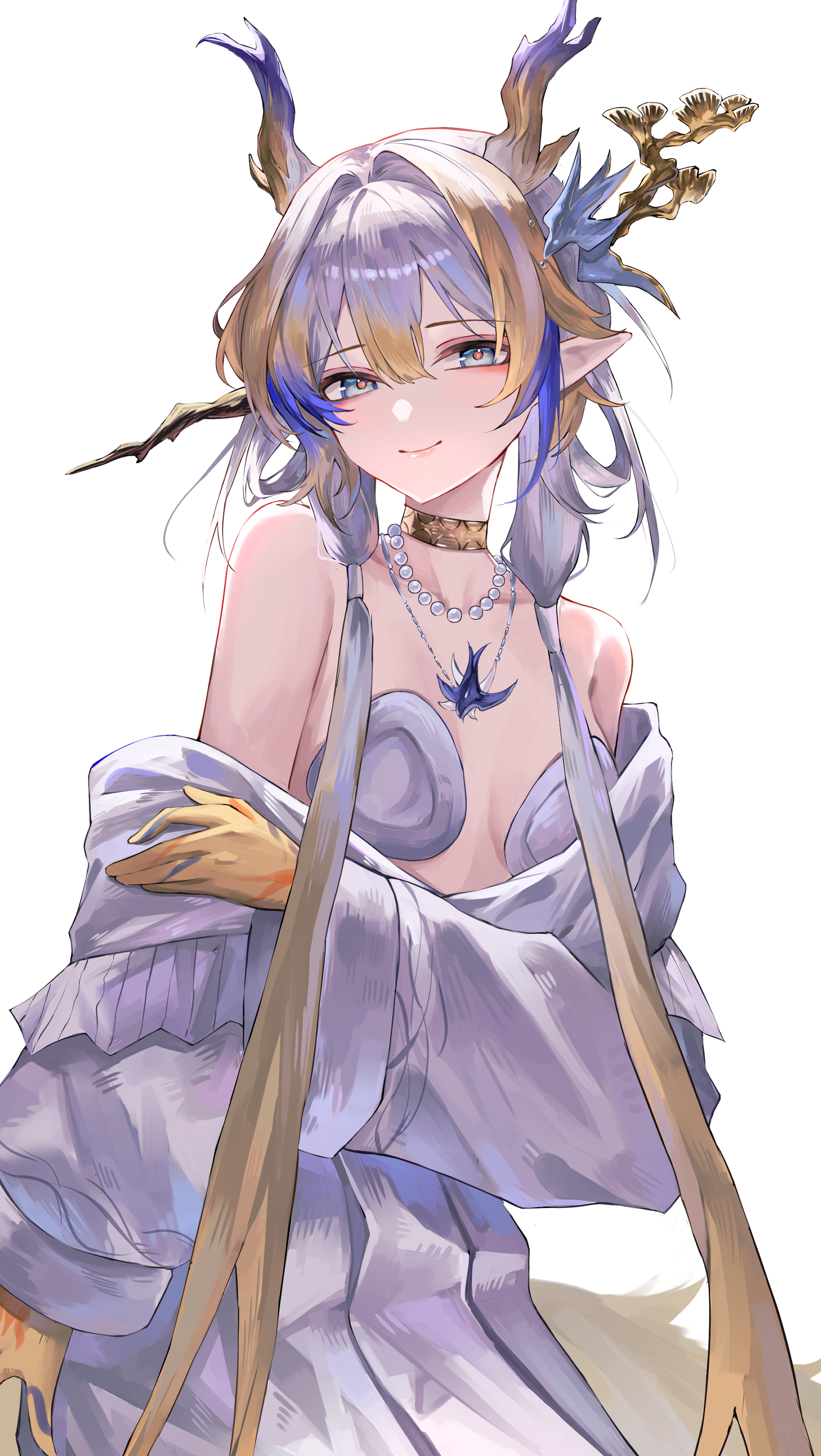 puranetto (vjun4748), shu (arknights), shu (bingwenyuyou) (arknights), ambience synesthesia, arknights, absurdres, commentary request, highres, revision, 1girl, bare shoulders, blonde hair, blue hair, breasts, closed mouth, colored extremities, dragon girl, dragon horns, dragon tail, grey hair, hair between eyes, horns, jewelry, long hair, looking at viewer, medium breasts, multicolored hair, necklace, off shoulder, official alternate costume, pearl necklace, pointy ears, simple background, smile, solo, tail, white background, yellow hands