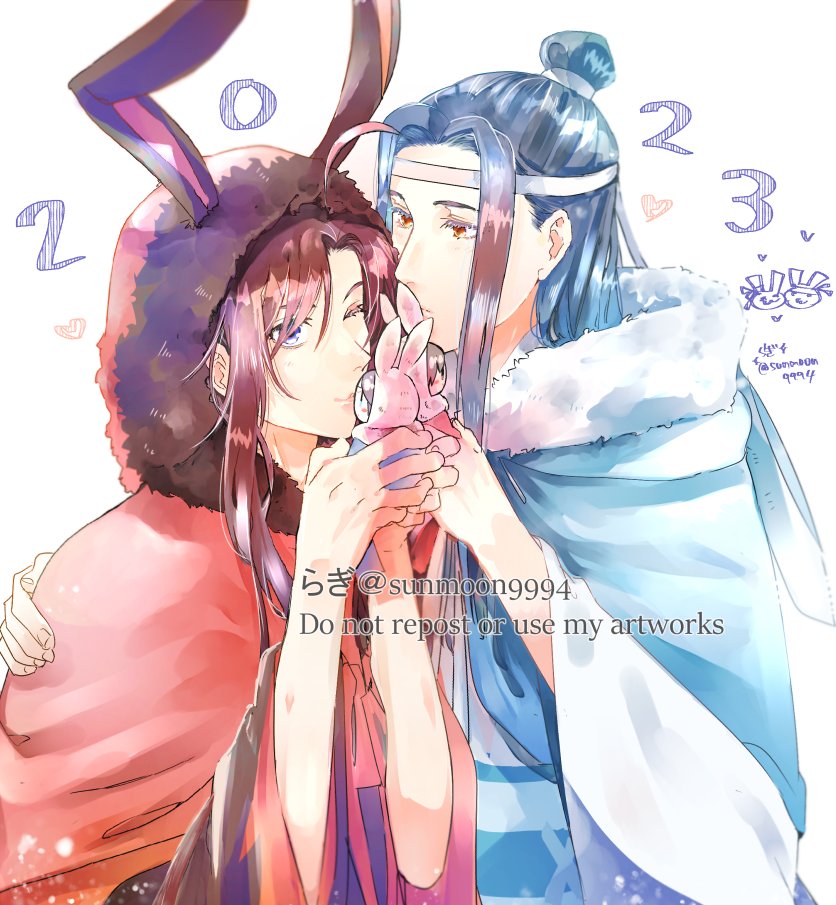 lan wangji, wei wuxian, modao zushi, commentary request, 2boys, adapted costume, ahoge, animal ear hood, animal ears, animal hood, black hair, black hanfu, blue cloak, blue eyes, brown hair, character doll, chinese clothes, cloak, closed mouth, couple, dated, doll, dolls kissing, fake animal ears, fur-trimmed cloak, fur trim, hand on another's shoulder, hanfu, headband, heart, holding, holding doll, hood, hood down, hood up, hooded cloak, hug, kiss, long hair, looking at another, male focus, multiple boys, one eye closed, rabbit ears, rabbit hood, red cloak, sidelocks, simple background, smile, sunmoon9994, twitter username, upper body, white background, white hanfu, white headband, wide sleeves, winter clothes, yaoi, yellow eyes