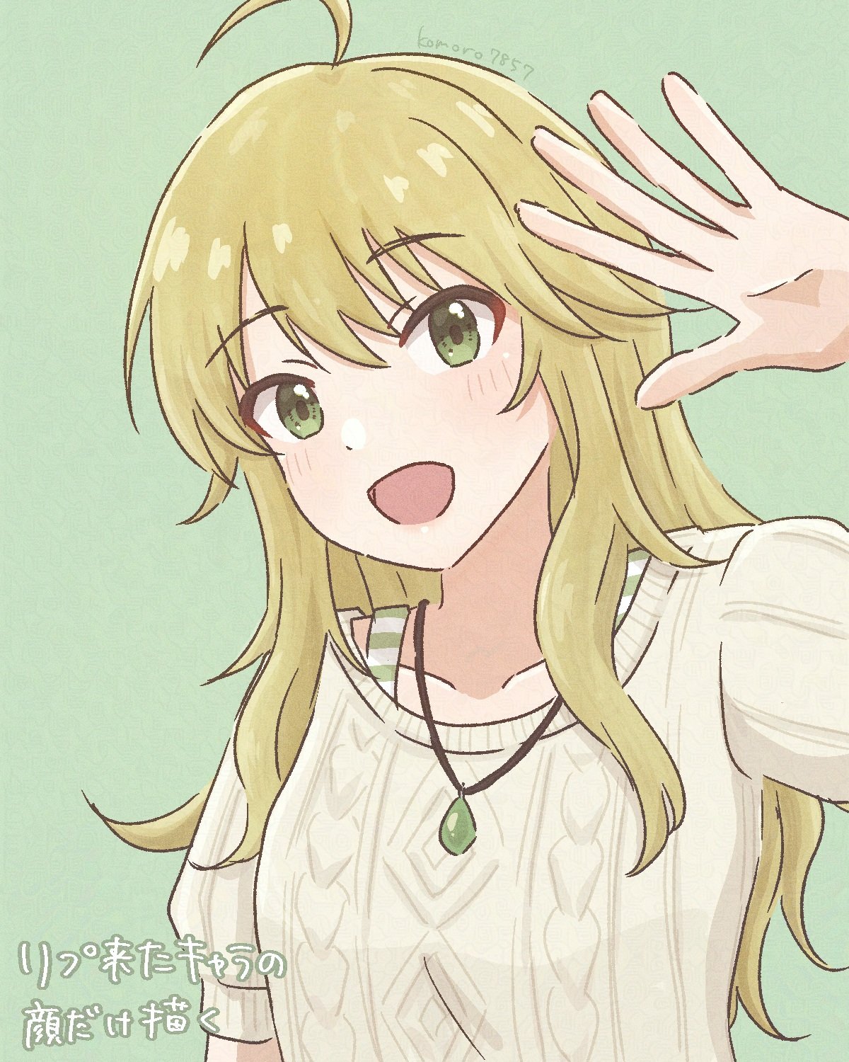 komoro7857, hoshii miki, idolmaster, idolmaster (classic), commentary request, highres, 1girl, :d, ahoge, blonde hair, cable knit, green background, green eyes, jewelry, long hair, looking at viewer, necklace, open mouth, shirt, short-sleeved sweater, short sleeves, simple background, sleeveless, sleeveless shirt, smile, solo, sweater, upper body, waving, yellow sweater