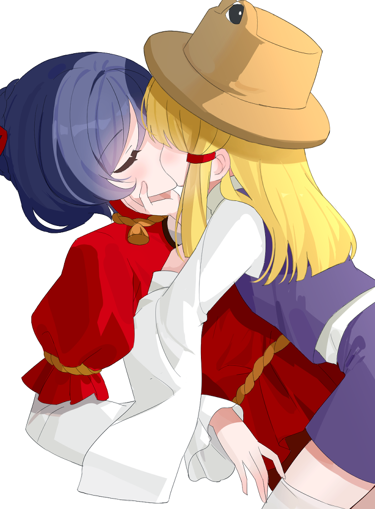 chimi (s2yuyukos2), moriya suwako, yasaka kanako, touhou, commentary, 2girls, blonde hair, blush, brown hat, closed eyes, hat, kiss, layered sleeves, long sleeves, multiple girls, purple hair, purple skirt, purple vest, red shirt, rope, shirt, short hair, short over long sleeves, short sleeves, simple background, skirt, thighhighs, vest, white background, white thighhighs, wide sleeves