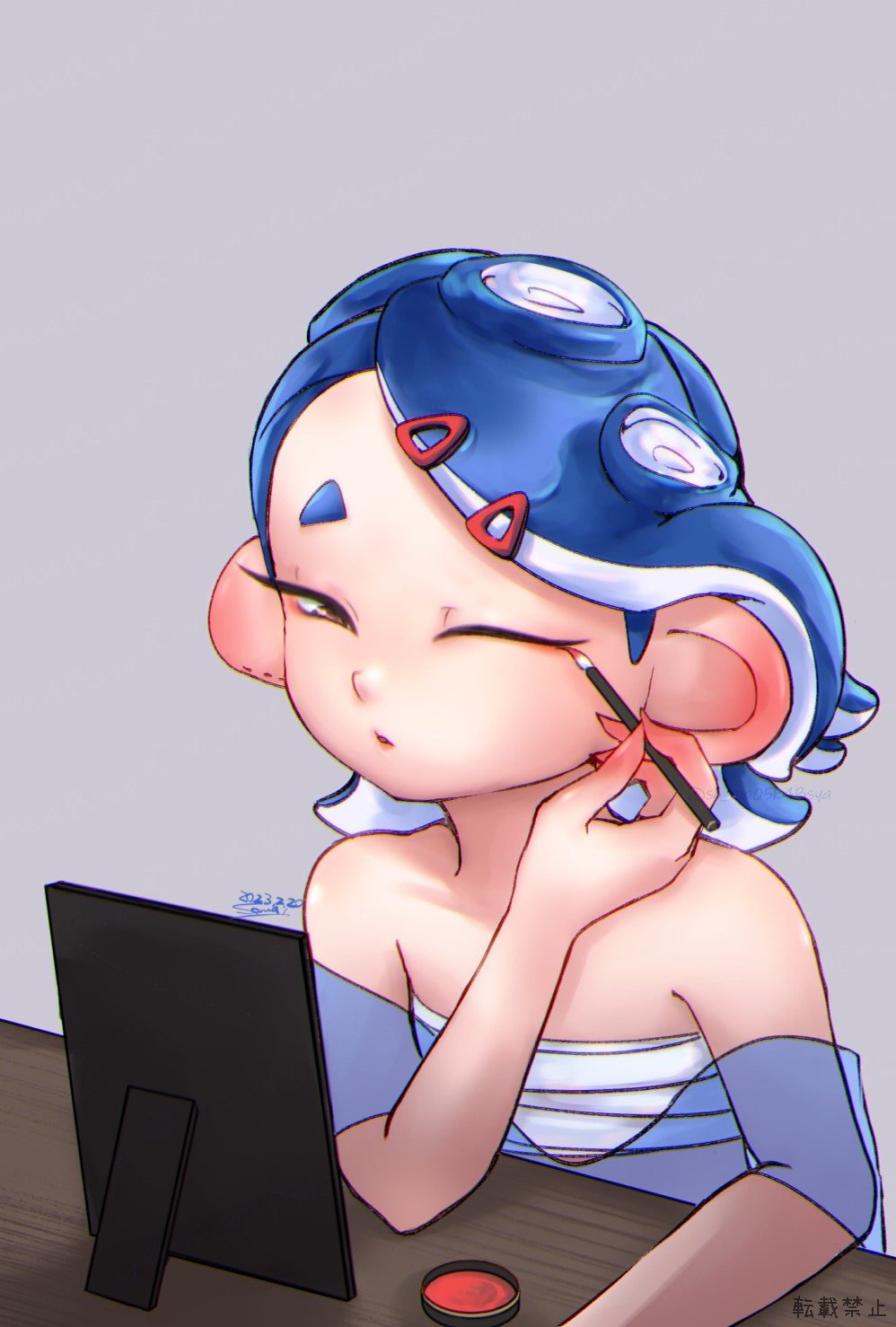 somakusha, shiver (deep cut outfit) (splatoon), shiver (splatoon), nintendo, splatoon (series), splatoon 3, commentary request, highres, 1girl, applying eyeliner, bare shoulders, blue hair, blue shawl, chest sarashi, dated, eyeliner, hair ornament, hairclip, long hair, makeup, octoling, one eye closed, pink lips, red eyeliner, sarashi, shawl, short eyebrows, signature, sitting, solo, tentacle hair, thick eyebrows