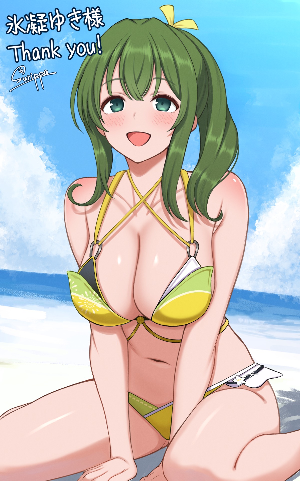 surippa1010, hiyori (senran kagura), senran kagura, senran kagura new link, commission, highres, skeb commission, 1girl, :d, aqua eyes, beach, between legs, bikini, blush, breasts, cleavage, green bikini, green hair, hand between legs, large breasts, long hair, looking at viewer, multicolored bikini, navel, ocean, official alternate costume, open mouth, side ponytail, sitting, smile, solo, swimsuit, thank you, two-tone bikini, wariza, yellow bikini