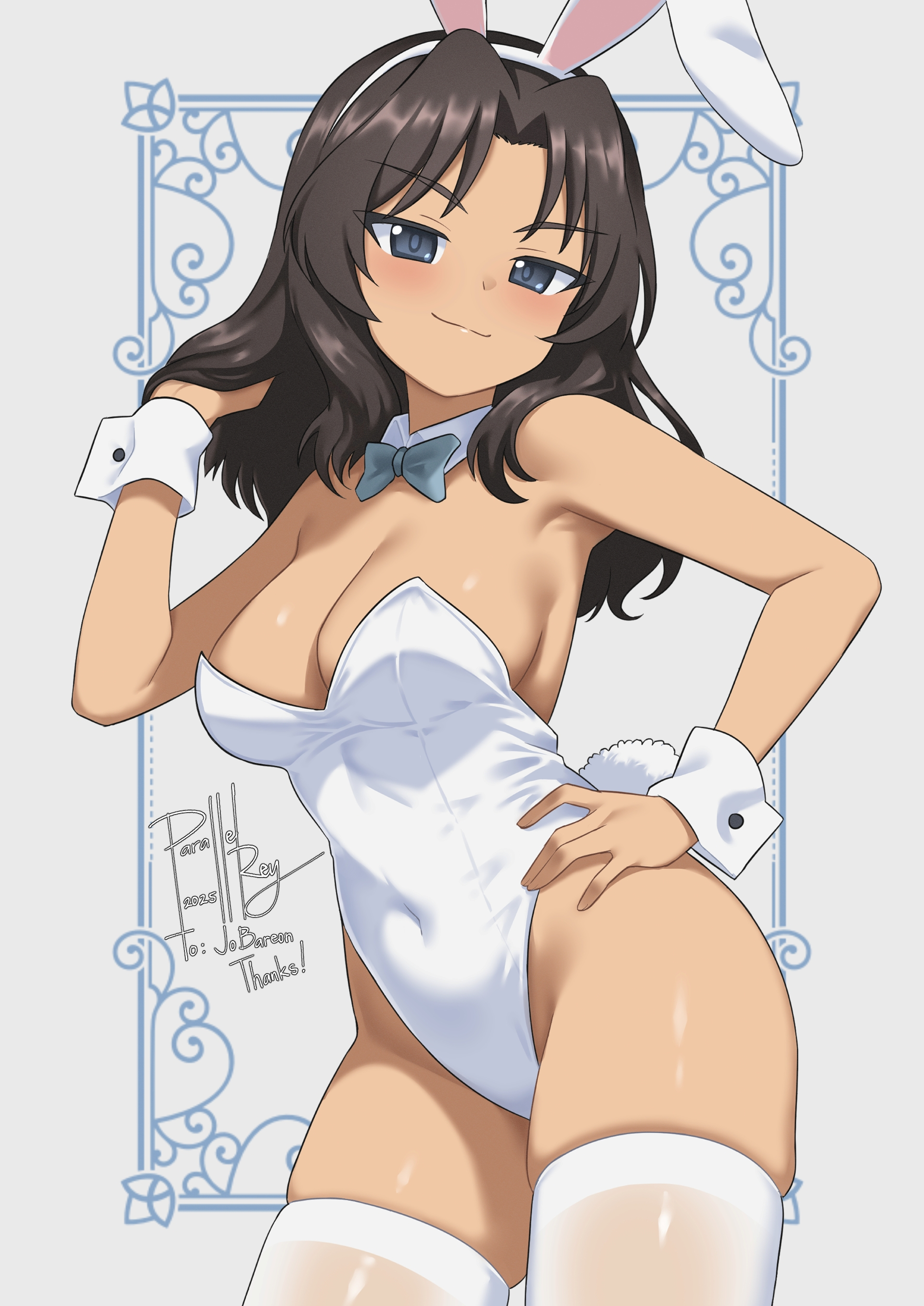 parallelrey, el (girls und panzer), girls und panzer, absurdres, commentary, english commentary, highres, 1girl, animal ears, armpits, artist name, black hair, blush, bow, dark-skinned female, dark skin, detached collar, fake animal ears, green eyes, hand on own hip, leotard, looking at viewer, playboy bunny, rabbit ears, rabbit tail, simple background, smug, tail, thighhighs, white leotard