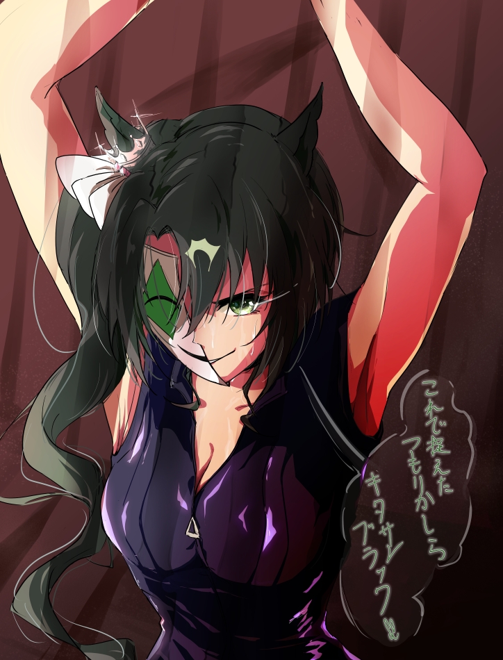 pakarappakaratt, satono crown (umamusume), umamusume, commentary request, translation request, 1girl, animal ears, armpits, black bodysuit, black hair, bodysuit, breasts, cleavage, crown, ear through crown, green eyes, grin, hair between eyes, horse ears, horse girl, implied bondage, long hair, looking at viewer, medium breasts, mini crown, multicolored hair, official alternate costume, side ponytail, smile, solo, streaked hair, upper body, white hair