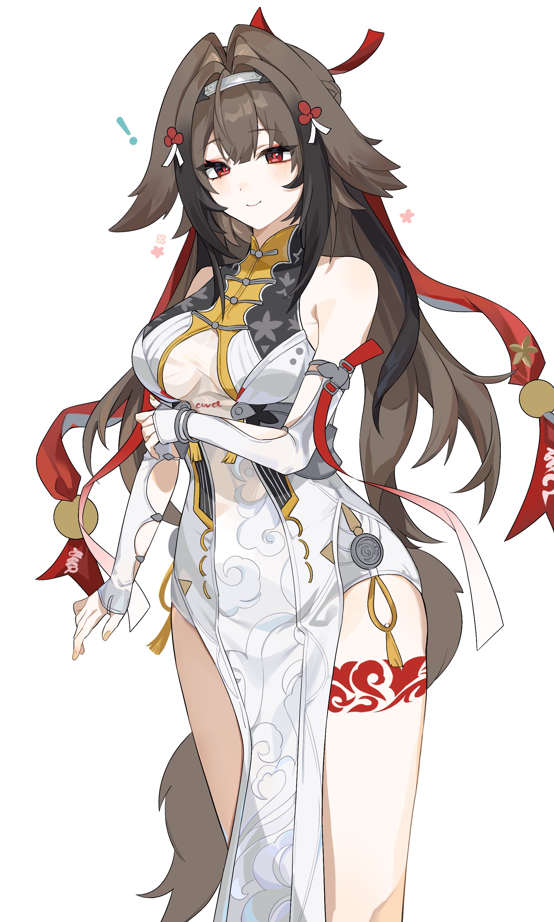 umiinu (umi inu11), ye shunguang, zenless zone zero, absurdres, highres, !, 1girl, animal ears, armlet, bracelet, brown hair, china dress, chinese clothes, clover, clover hair ornament, dress, droopy ears, fox ears, fox girl, hair intakes, hair ornament, hairband, jewelry, leg tattoo, long hair, metal bracelet, red eyes, silver armlet, silver bracelet, simple background, smile, solo, tail, tattoo, white background, white hairband