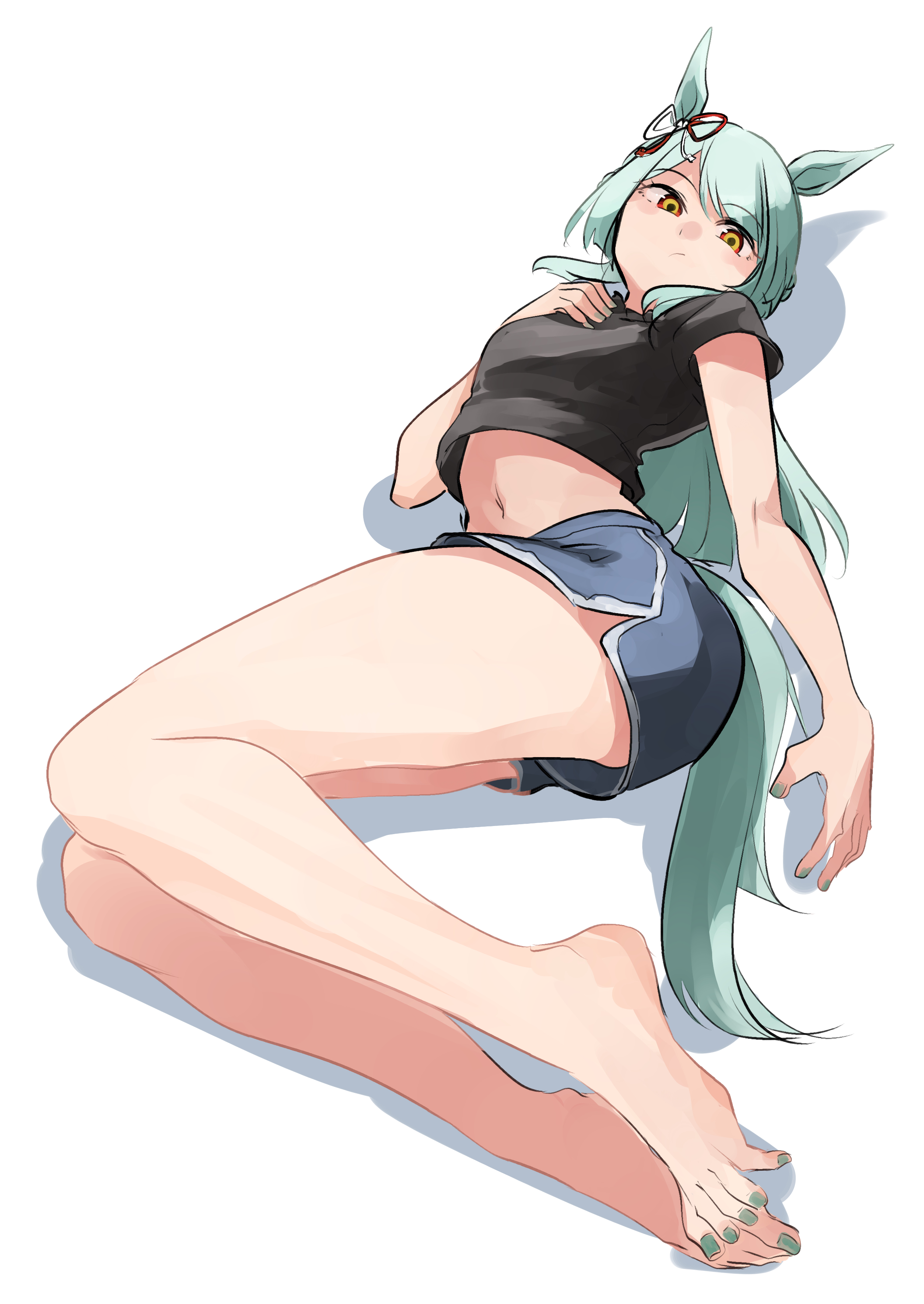 kakuteru sudachi, fujimasa march (umamusume), umamusume, absurdres, commentary request, highres, 1girl, animal ears, barefoot, black shirt, blue shorts, dolphin shorts, ear ornament, full body, green hair, green nails, horse ears, horse girl, horse tail, long hair, looking at viewer, multicolored eyes, nail polish, red eyes, shirt, shorts, simple background, solo, t-shirt, tail, toenail polish, toenails, toes, two-tone eyes, white background, yellow eyes