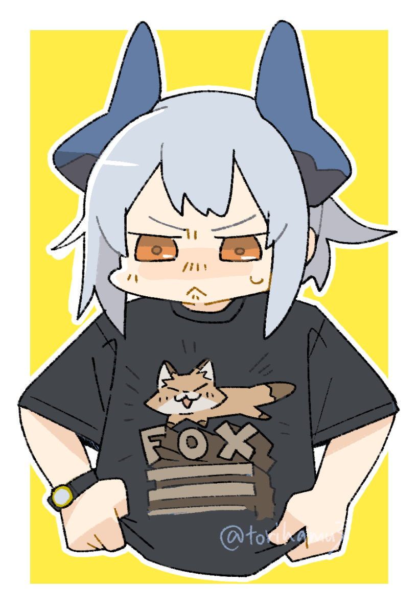 konno akikaze, franka (arknights), liskarm (arknights), arknights, commentary request, highres, 1girl, :<, alternate costume, animalization, black shirt, border, cropped torso, dragon horns, english text, fox, grey hair, horns, looking down, orange eyes, outline, shirt, short hair, simple background, solo, t-shirt, twitter username, watch, white border, wristwatch, yellow background