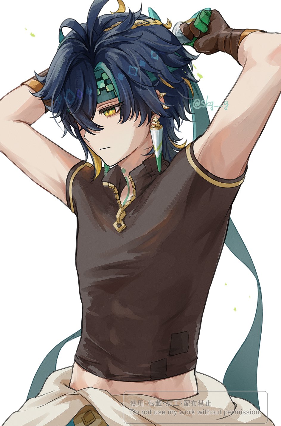 kinich (genshin impact), genshin impact, commentary request, highres, 1boy, arms up, black hair, blonde hair, brown gloves, brown shirt, clothes around waist, crop top, gloves, green hair, green headband, hair between eyes, headband, male focus, midriff, multicolored hair, shirt, short hair, skg g, solo, streaked hair, yellow eyes