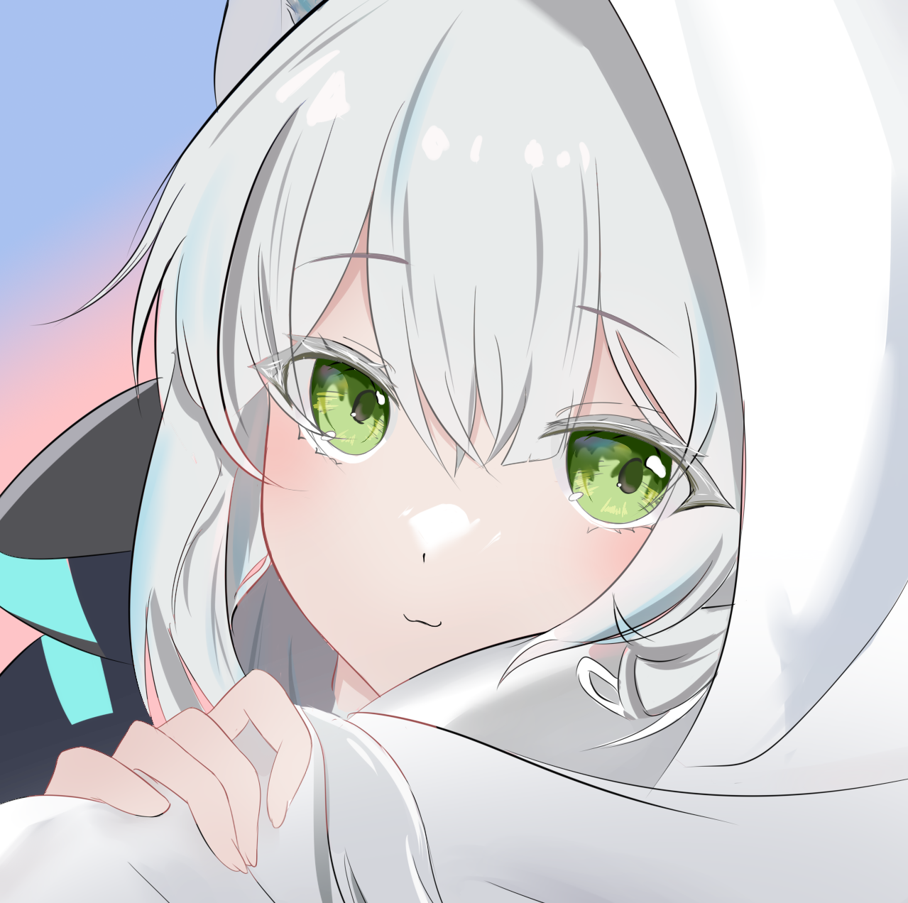 rosmontis (arknights), arknights, chinese commentary, commentary, highres, 1girl, blanket, blue streaks, close-up, closed mouth, colored eyelashes, eyes visible through hair, green eyes, grey hair, hair between eyes, light blush, looking at viewer, multicolored hair, pink streaks, portrait, rinne (pixiv90543403), smile, solo, streaked hair