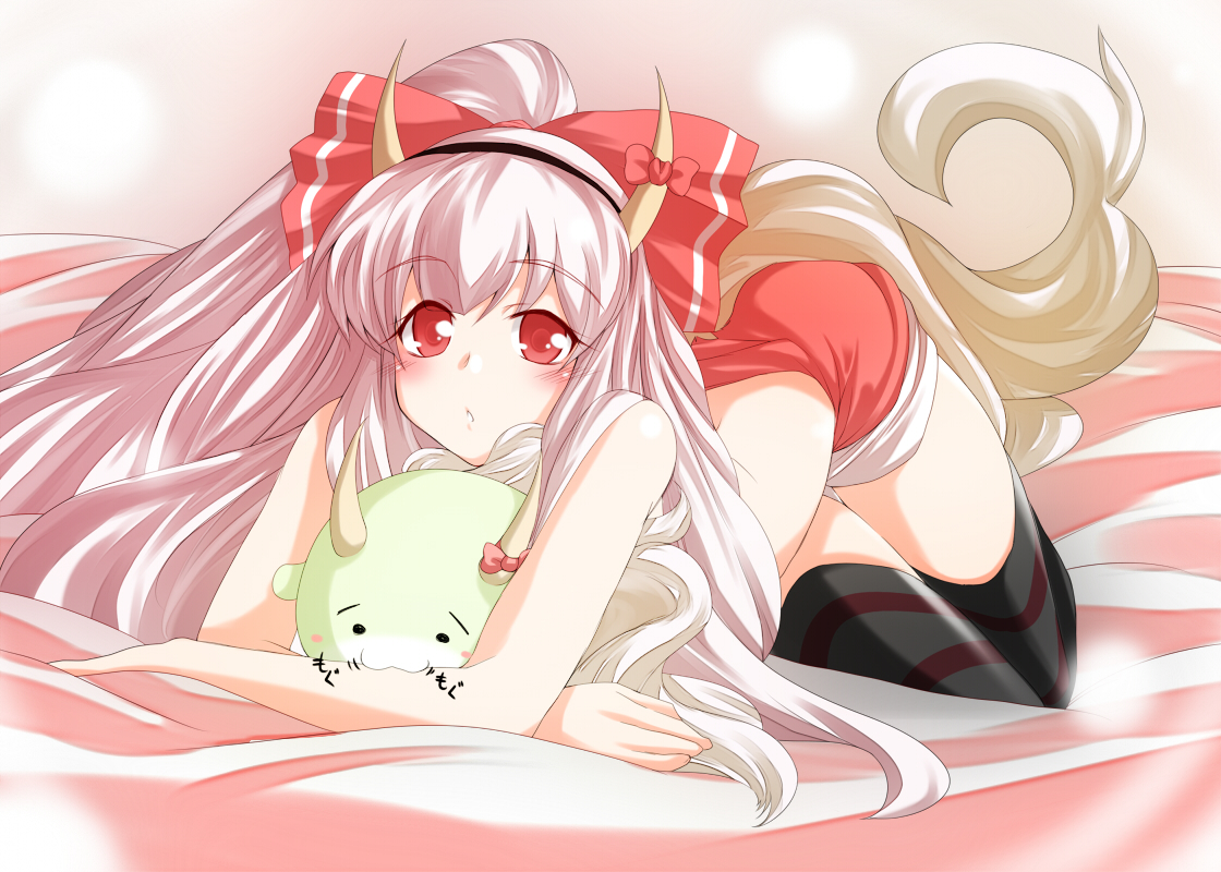 yamane akira, ex-keine, fujiwara no mokou, kamishirasawa keine, kamishirasawa keine (hakutaku), sukusuku hakutaku, touhou, silver hair, bad id, bad pixiv id, 1girl, :3, bed, bed sheet, bow, female focus, hair bow, horns, long hair, lying, red eyes, tail, very long hair