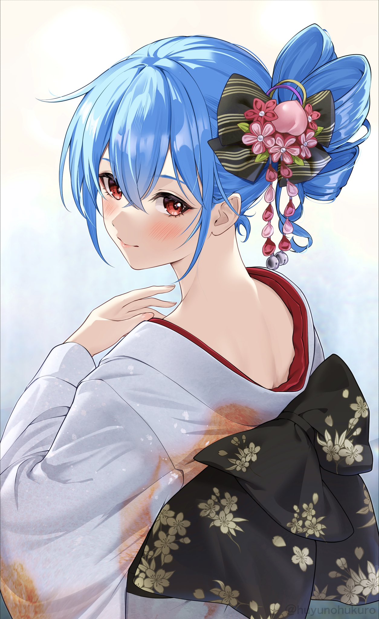 yoshinatsu, hinanawi tenshi, touhou, commentary request, highres, 1girl, alternate costume, alternate hairstyle, black bow, blue hair, blush, bow, closed mouth, crossed bangs, double-parted bangs, food-themed hair ornament, hair between eyes, hair bow, hair ornament, japanese clothes, kanzashi, kimono, long sleeves, looking at viewer, looking back, peach hair ornament, red eyes, smile, solo, tsumami kanzashi, upper body, white background, white kimono