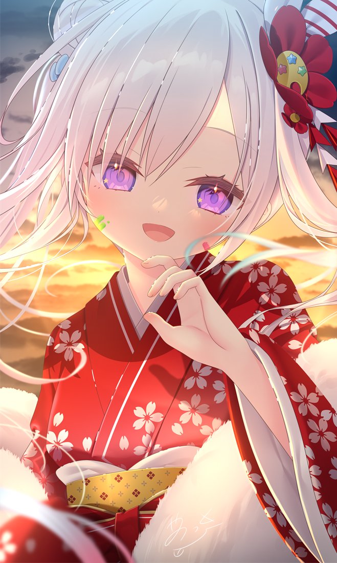 yano mitsuki (nanairo), airani iofifteen, hololive, hololive indonesia, commentary request, 1girl, :d, blue hair, blurry, blurry background, floral print, floral print kimono, fur shawl, gradient hair, hair bun, hand up, japanese clothes, kimono, long hair, looking at viewer, multicolored hair, new year, obi, official artist extra, open mouth, outdoors, pink hair, print kimono, purple eyes, red kimono, sash, shawl, side up bun, smile, solo, swept bangs, twintails, upper body, virtual youtuber, white shawl, yellow sash