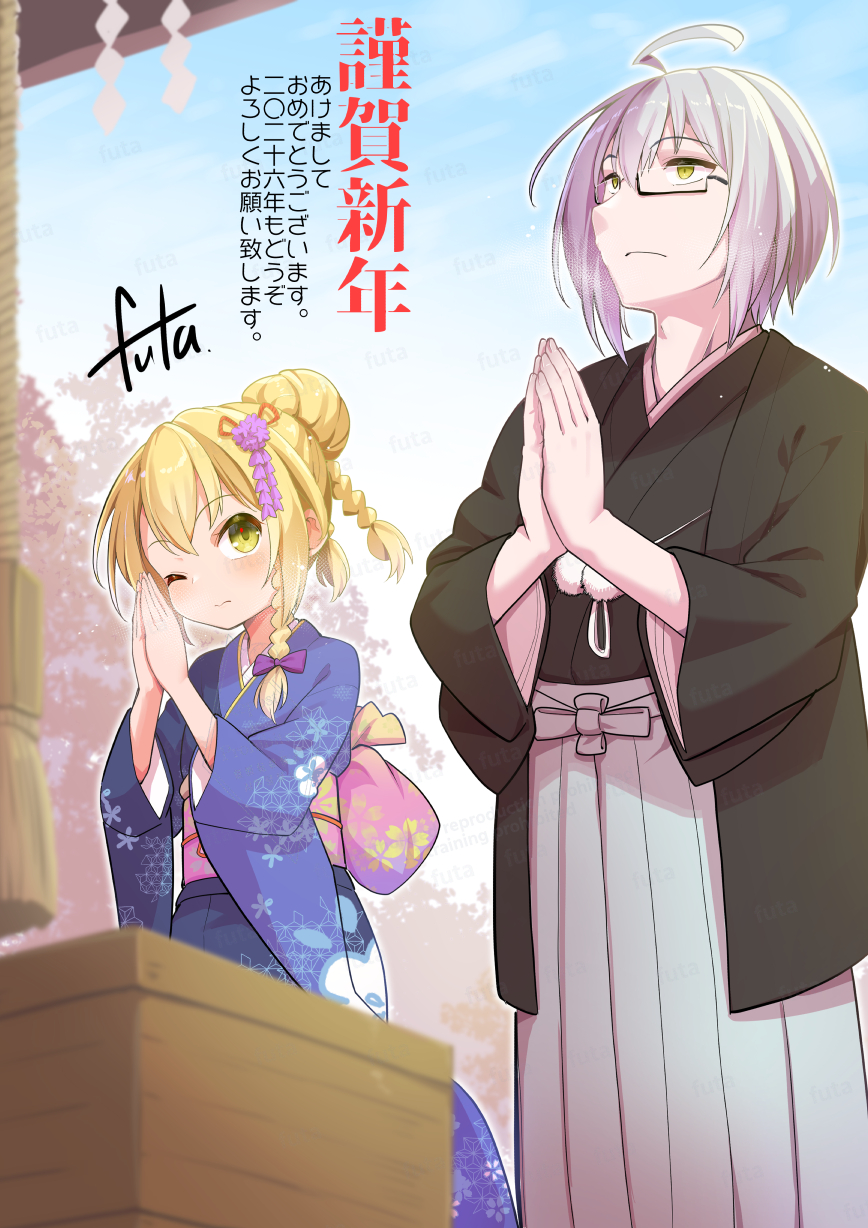 futa (nabezoko), kirisame marisa, morichika rinnosuke, touhou, commentary request, highres, translation request, 1boy, 1girl, 2026, ahoge, alternate costume, alternate hairstyle, artist name, asa no ha (pattern), black kimono, blonde hair, blue kimono, blue sky, blush, bow, box, braid, closed mouth, day, donation box, floral print, furisode, glasses, grey hakama, hair bow, hair bun, hakama, happy new year, hatsumoude, japanese clothes, kimono, long hair, long sleeves, new year, obi, one eye closed, own hands together, palms together, pink sash, pom pom (clothes), print kimono, purple bow, sash, side braid, signature, single braid, sky, watermark, yellow eyes