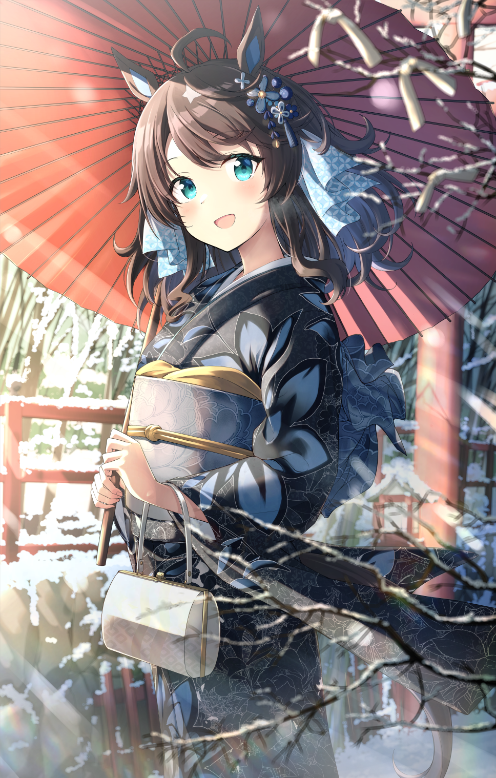 murasaki himuro, daring tact (umamusume), umamusume, commentary request, highres, 1girl, ahoge, animal ears, bag, black kimono, blue eyes, blush, breasts, brown hair, floral print, floral print kimono, flower, hair between eyes, hair flower, hair ornament, handbag, holding, holding umbrella, horse ears, horse girl, horse tail, japanese clothes, kimono, long hair, looking at viewer, obi, oil-paper umbrella, open mouth, outdoors, print kimono, sash, smile, snow, solo, tail, torii, umbrella