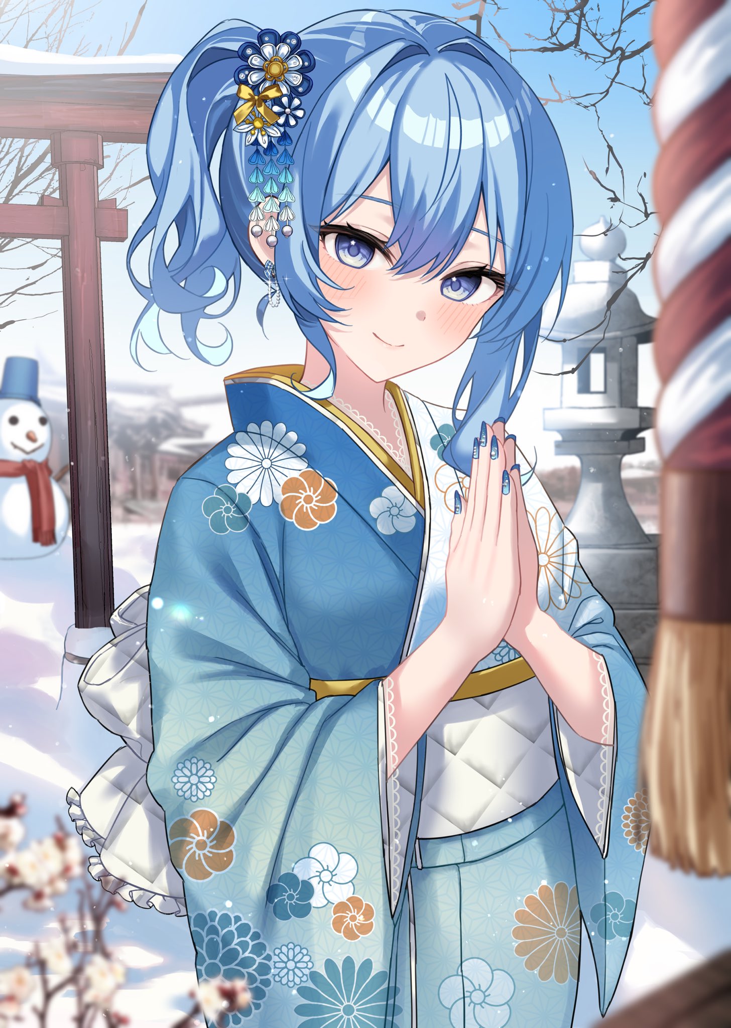 kohaku (csacu), hoshimachi suisei, hololive, commentary, english commentary, highres, 1girl, alternate costume, asymmetrical sidelocks, blue eyes, blue hair, blue kimono, blue nails, blurry, blurry background, closed mouth, day, depth of field, double-parted bangs, floral print, floral print kimono, flower, hair between eyes, hair flower, hair ornament, japanese clothes, kanzashi, kimono, lace, lace-trimmed kimono, lace trim, long sleeves, looking at viewer, nail polish, new year, obi, outdoors, own hands clasped, own hands together, palms together, ponytail, praying, print kimono, rope, sash, shimenawa, short hair, shrine, sidelocks, smile, snowman, solo, star (symbol), star in eye, symbol in eye, torii, tsumami kanzashi, virtual youtuber, white kimono, white sash, wide sleeves