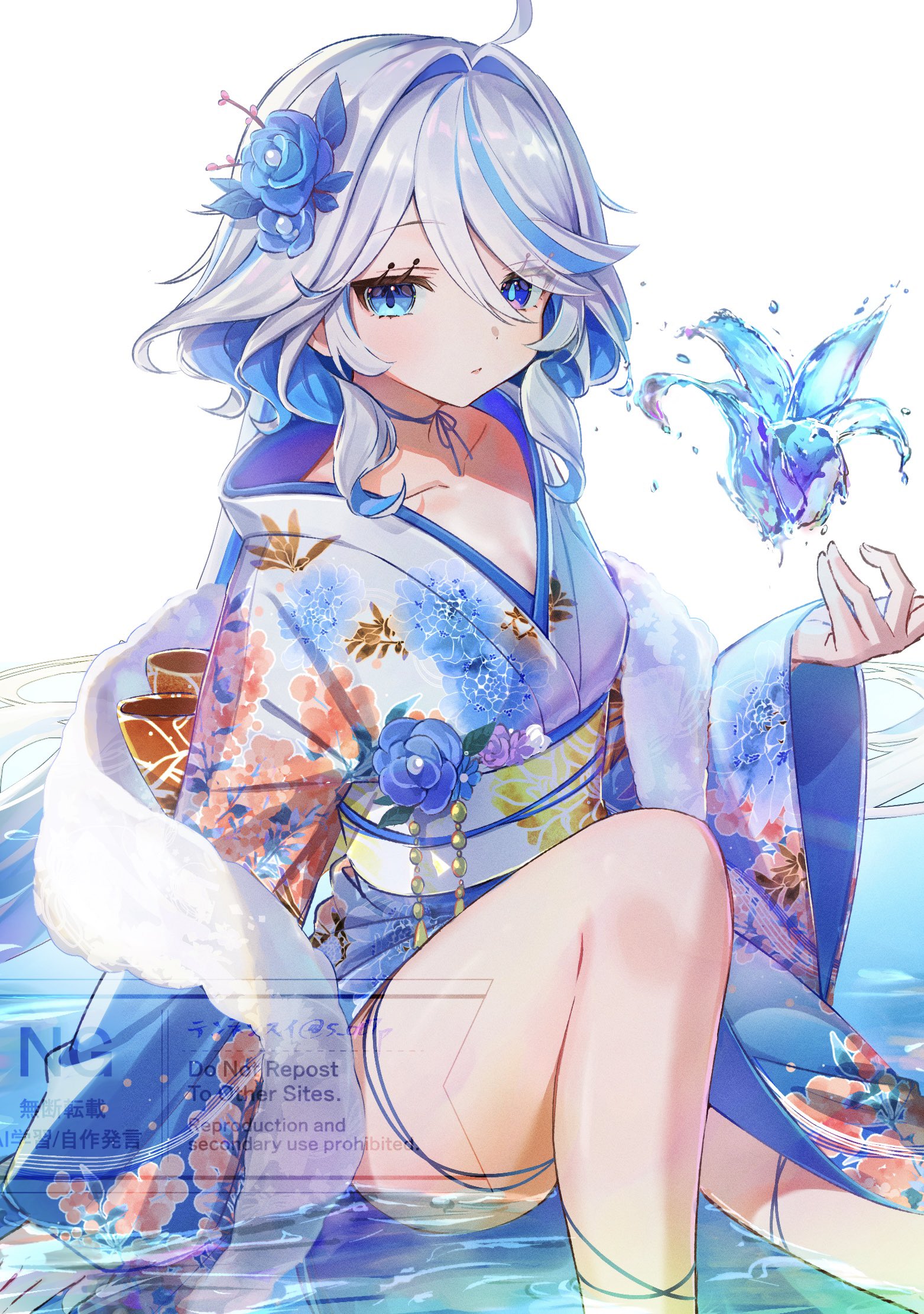 tennensui (midorinokaibutu4500), furina (genshin impact), genshin impact, commentary request, highres, 1girl, ahoge, alternate costume, blue eyes, blue flower, blue kimono, blue pupils, blue streaks, closed mouth, collarbone, drop-shaped pupils, floral print, floral print kimono, flower, hair between eyes, hair flower, hair ornament, hand up, heterochromia, japanese clothes, kimono, looking at viewer, medium hair, multicolored hair, obi, partially submerged, print kimono, sash, sitting, solo, streaked hair, symbol-shaped pupils, white background, white hair, white sash