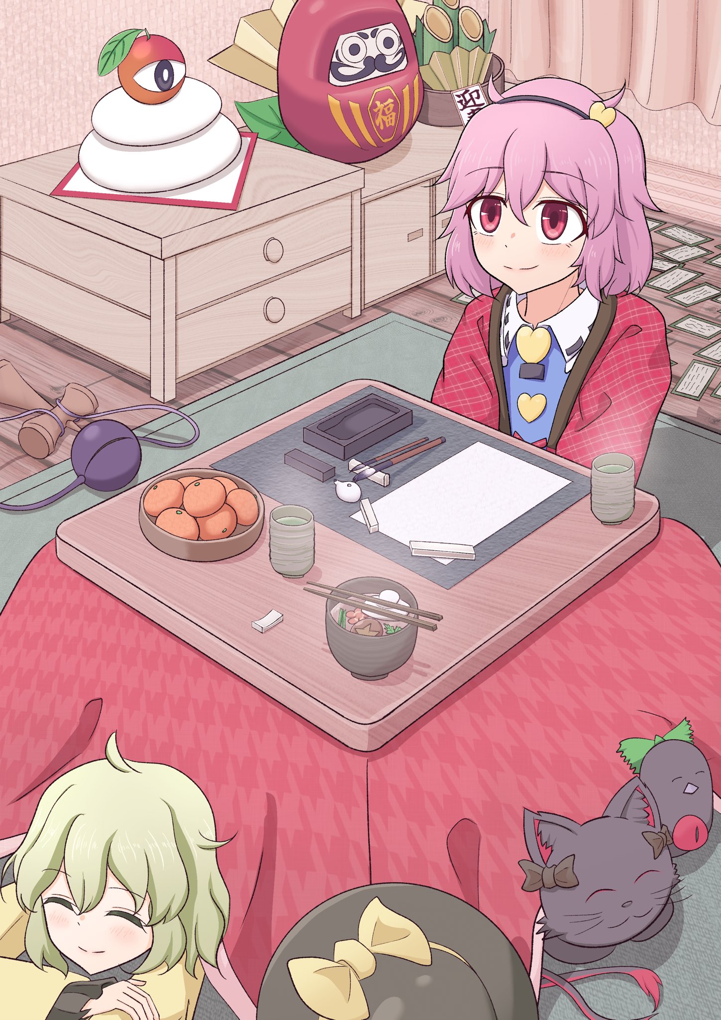 hitessa, kaenbyou rin, kaenbyou rin (cat), komeiji koishi, komeiji satori, reiuji utsuho, reiuji utsuho (bird), touhou, commentary request, highres, 2girls, animal, bird, black bow, black cat, black hat, bow, bowl, calligraphy brush, cat, chopsticks, closed eyes, daruma doll, food, fruit, green bow, green hair, hairband, hat, indoors, kadomatsu, kotatsu, lying, mandarin orange, multiple girls, new year, on floor, on stomach, paintbrush, paper, pink eyes, pink hair, short hair, siblings, sisters, sitting, sleeping, smile, steam, table, tea, third eye, under kotatsu, under table, unworn hat, unworn headwear