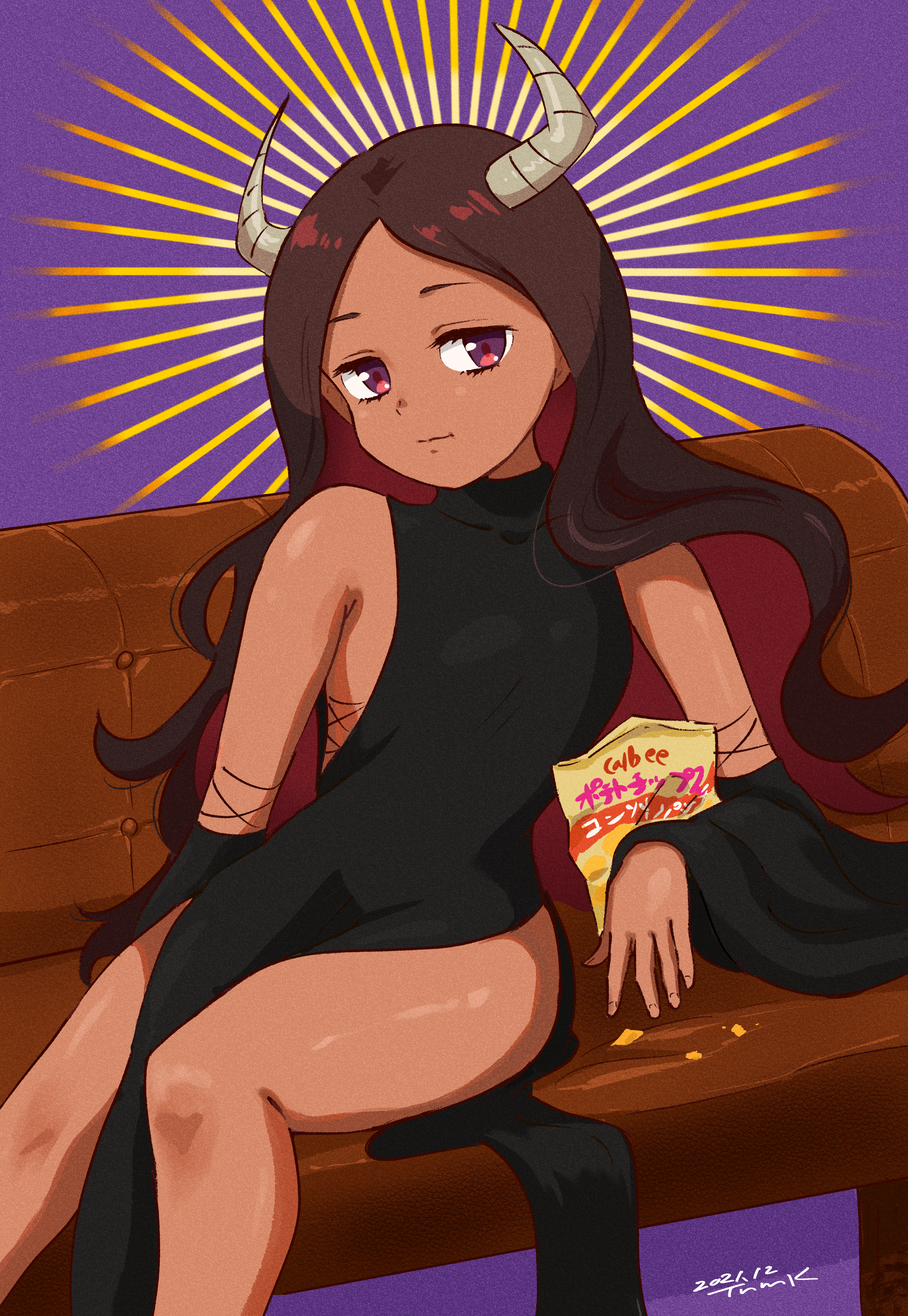 tsunemoku, maou (jahy), jahy-sama wa kujikenai!, absurdres, commentary request, highres, 1girl, :t, black dress, black sleeves, brown hair, chips (food), closed mouth, colored inner hair, couch, dated, demon horns, detached sleeves, dress, eating, food, horns, knees, long hair, looking at viewer, multicolored hair, parted bangs, purple background, signature, sitting, sleeveless, sleeveless dress, solo