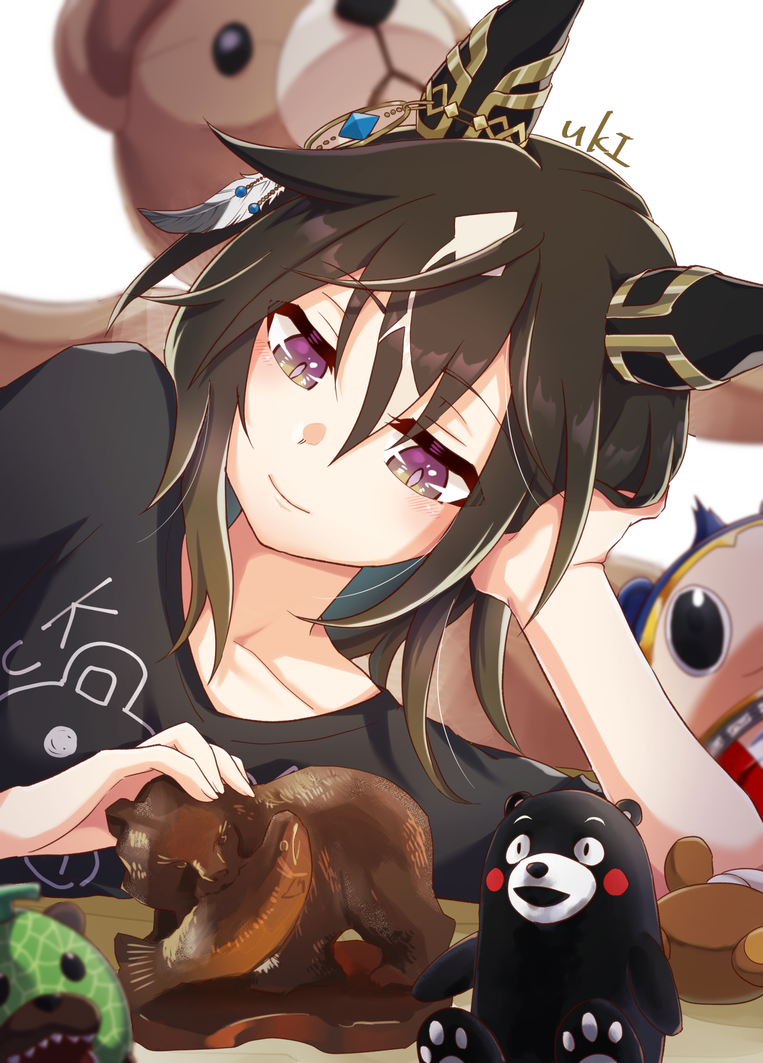 neru ika, kuma (persona 4), stay gold (umamusume), persona, persona 4, umamusume, commentary request, highres, 1girl, animal ears, black shirt, blush, brown eyes, brown hair, closed mouth, collarbone, ear covers, feather hair ornament, feathers, gradient eyes, hair between eyes, hair ornament, head rest, horse ears, horse girl, long hair, lying, multicolored eyes, multicolored hair, on side, print shirt, purple eyes, shirt, short sleeves, smile, solo, statue, streaked hair, stuffed animal, stuffed toy, teddy bear, white hair