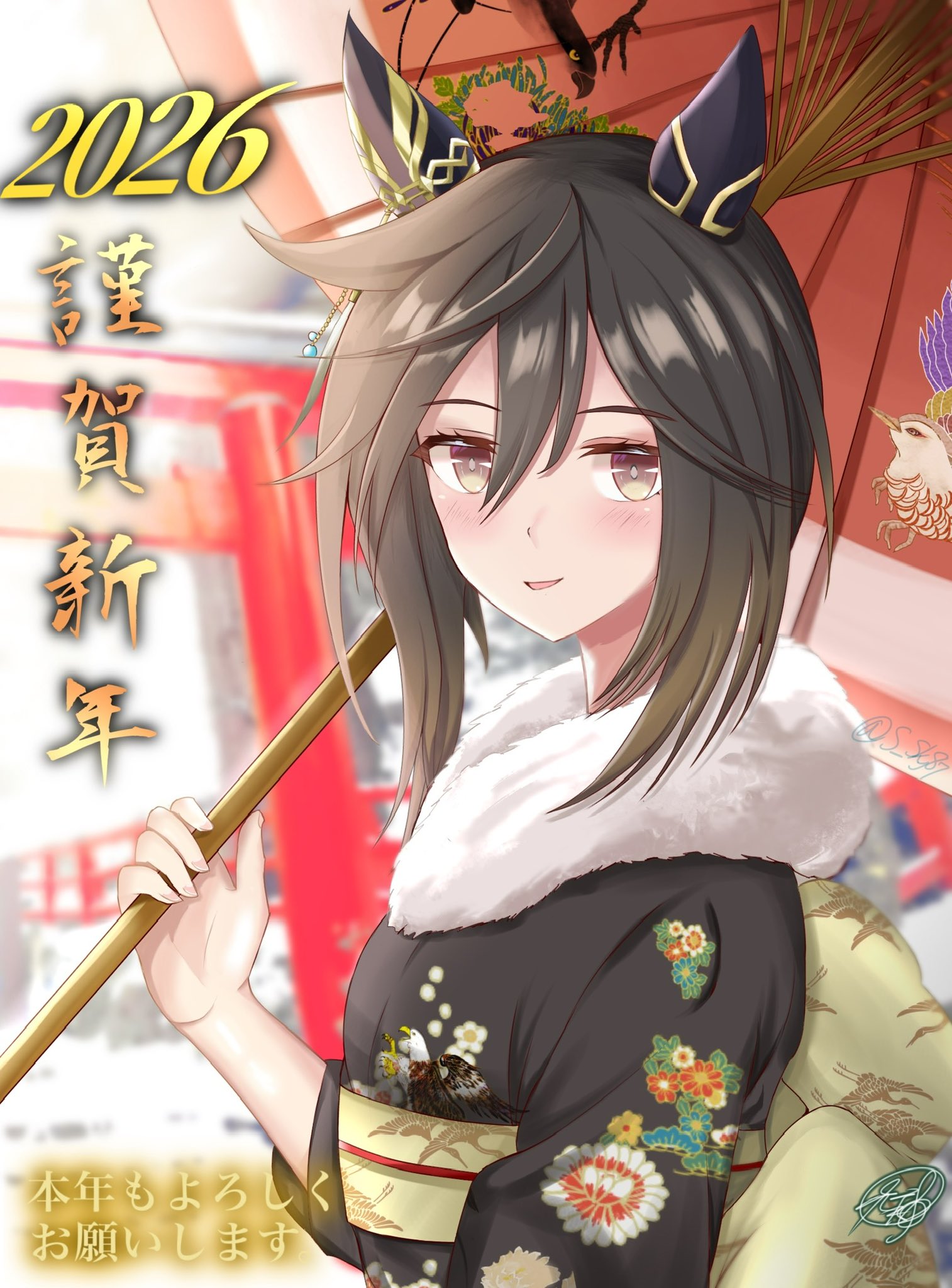 sakaki yana, stay gold (umamusume), umamusume, commentary, english commentary, highres, 1girl, 2026, animal ears, black kimono, blush, brown eyes, brown hair, ear covers, floral print, floral print kimono, hair between eyes, happy new year, holding, holding umbrella, horse ears, horse girl, japanese clothes, kimono, long hair, long sleeves, looking at viewer, multicolored hair, new year, oil-paper umbrella, parted lips, print kimono, smile, solo, streaked hair, torii, umbrella, white hair