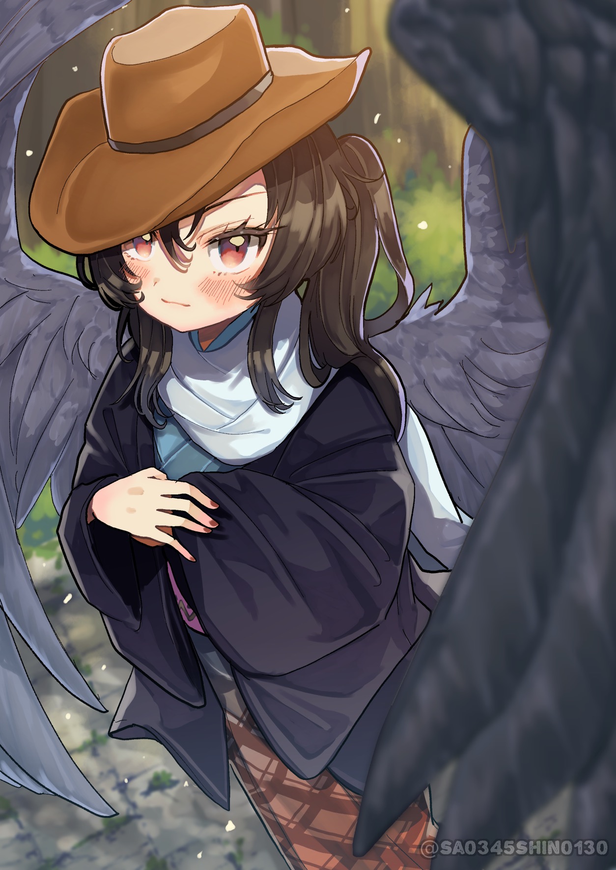 uchisaki himari, kurokoma saki, touhou, commentary request, highres, 1girl, alternate costume, black hair, black robe, black wings, blue kimono, blue scarf, blush, brown hat, brown kimono, closed mouth, cowboy hat, feathered wings, gradient clothes, gradient kimono, hat, japanese clothes, kimono, long hair, looking at viewer, obi, pink sash, ponytail, red eyes, robe, sash, scarf, solo, twitter username, wings