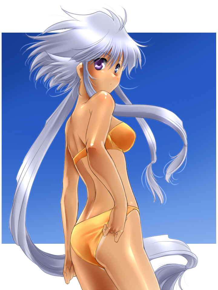 yagisaka seto, lavolpe (yagisaka seto), original, silver hair, 1girl, adjusting clothes, adjusting swimsuit, ass, bikini, bikini tan, blue background, female focus, from side, heterochromia, long hair, looking at viewer, looking back, orange bikini, ponytail, purple eyes, shiny skin, sidelocks, solo, swimsuit, tan, tanline, very long hair